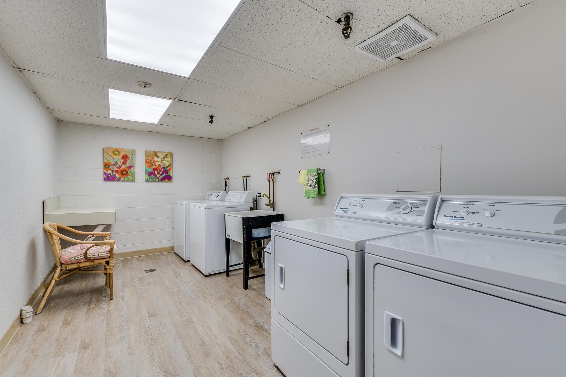 107 1745 ESQUIMALT AVENUE, #107