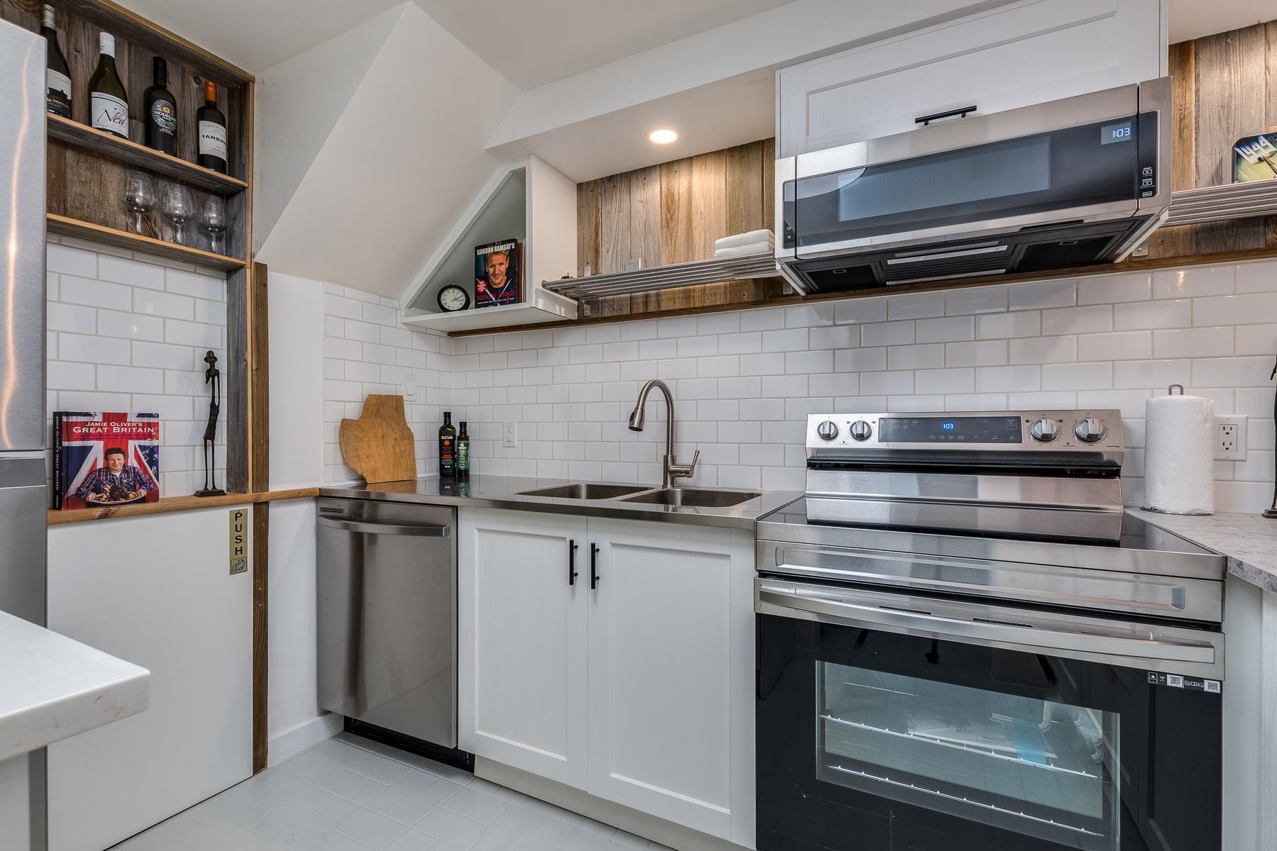 107 1745 ESQUIMALT AVENUE, #107