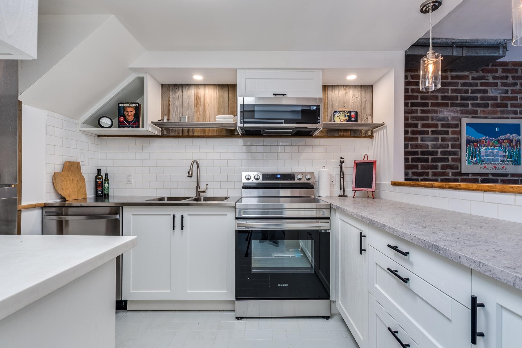107 1745 ESQUIMALT AVENUE, #107