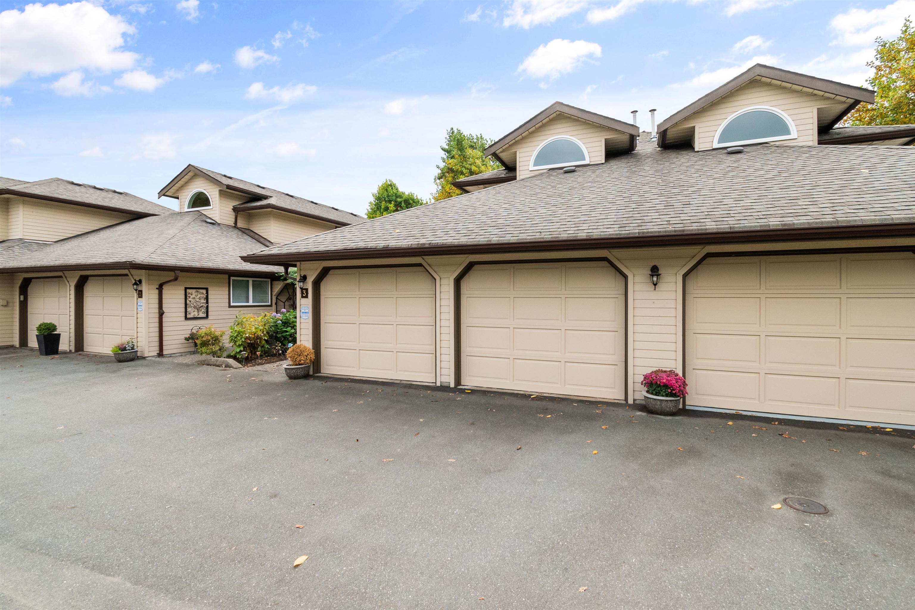3 9515 WOODBINE STREET, #3