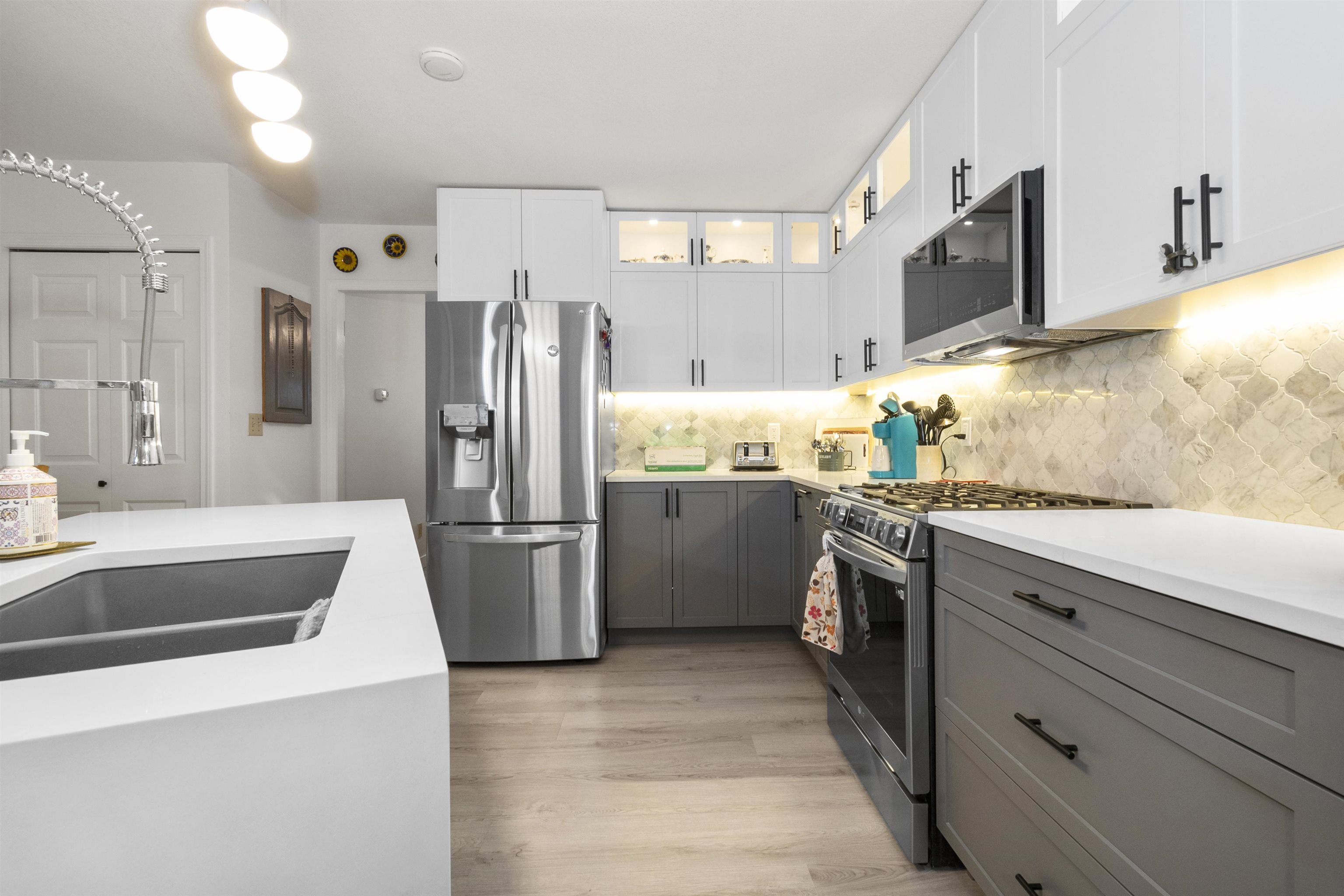3 9515 WOODBINE STREET, #3