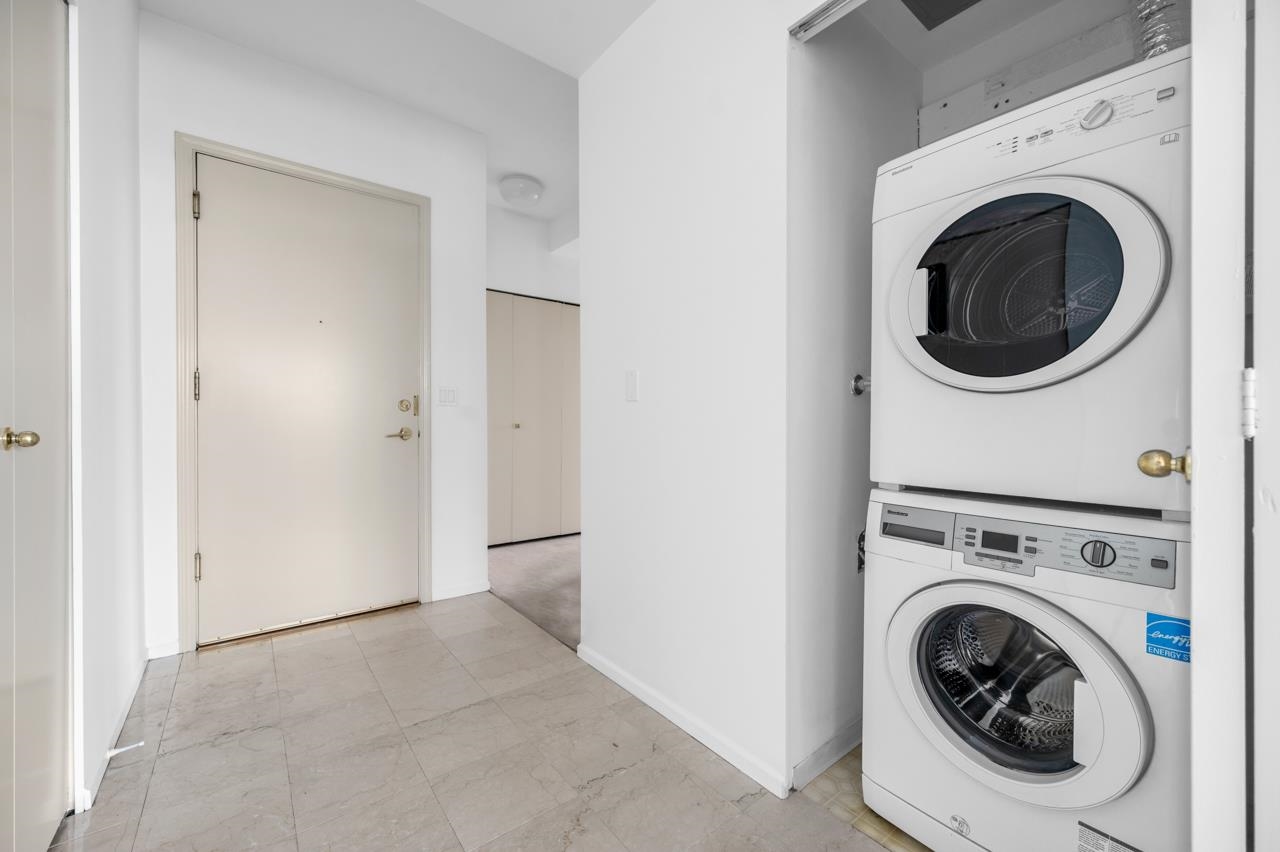 2402 289 DRAKE STREET, #2402