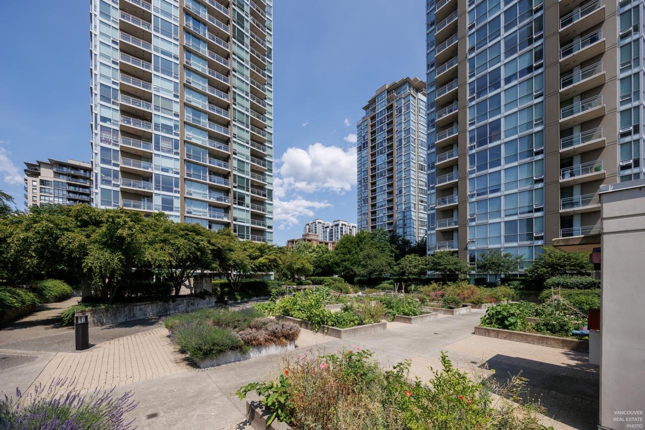 2606 2968 GLEN DRIVE, #2606