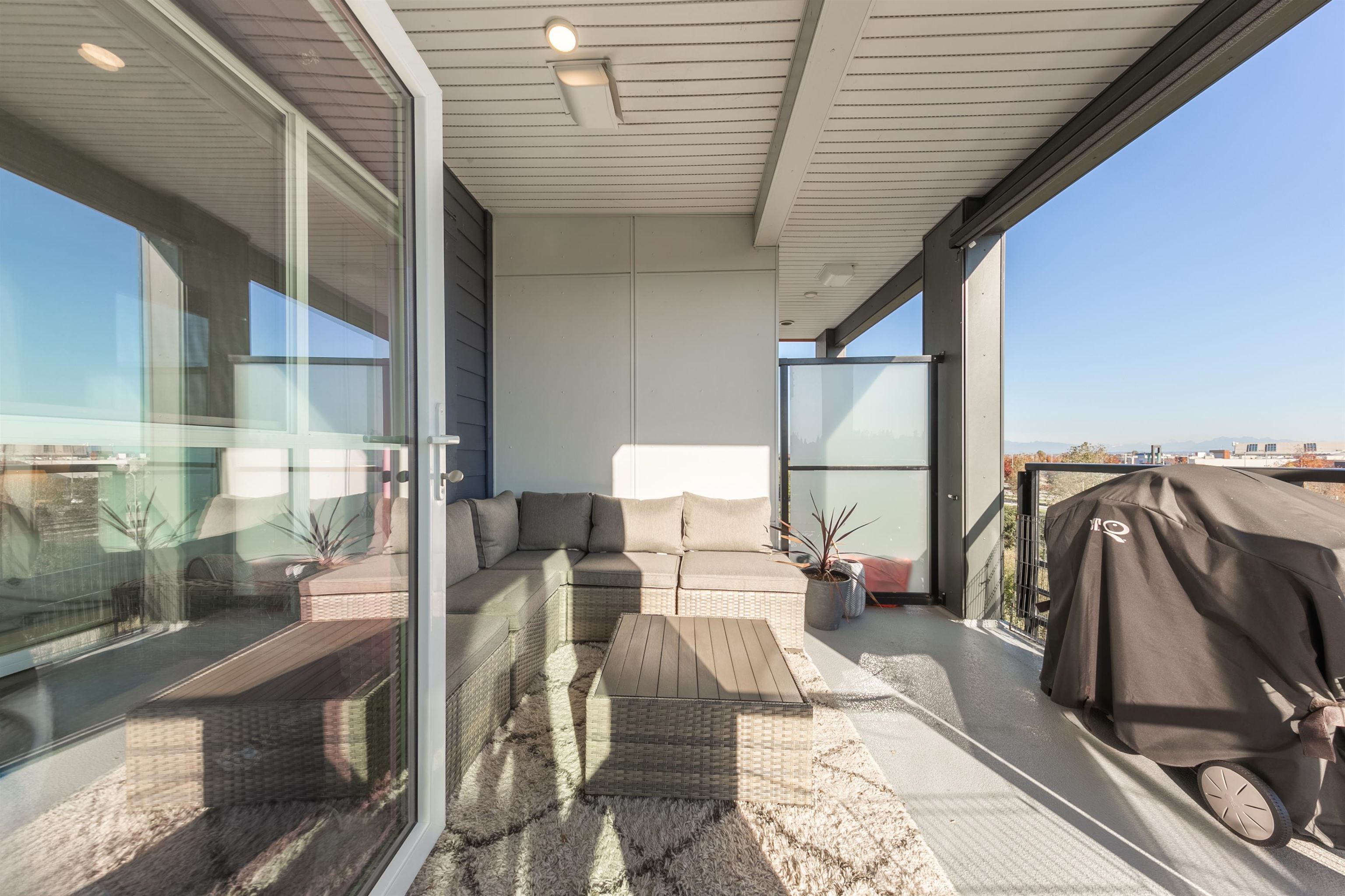 327 1792 STARLING DRIVE, #327