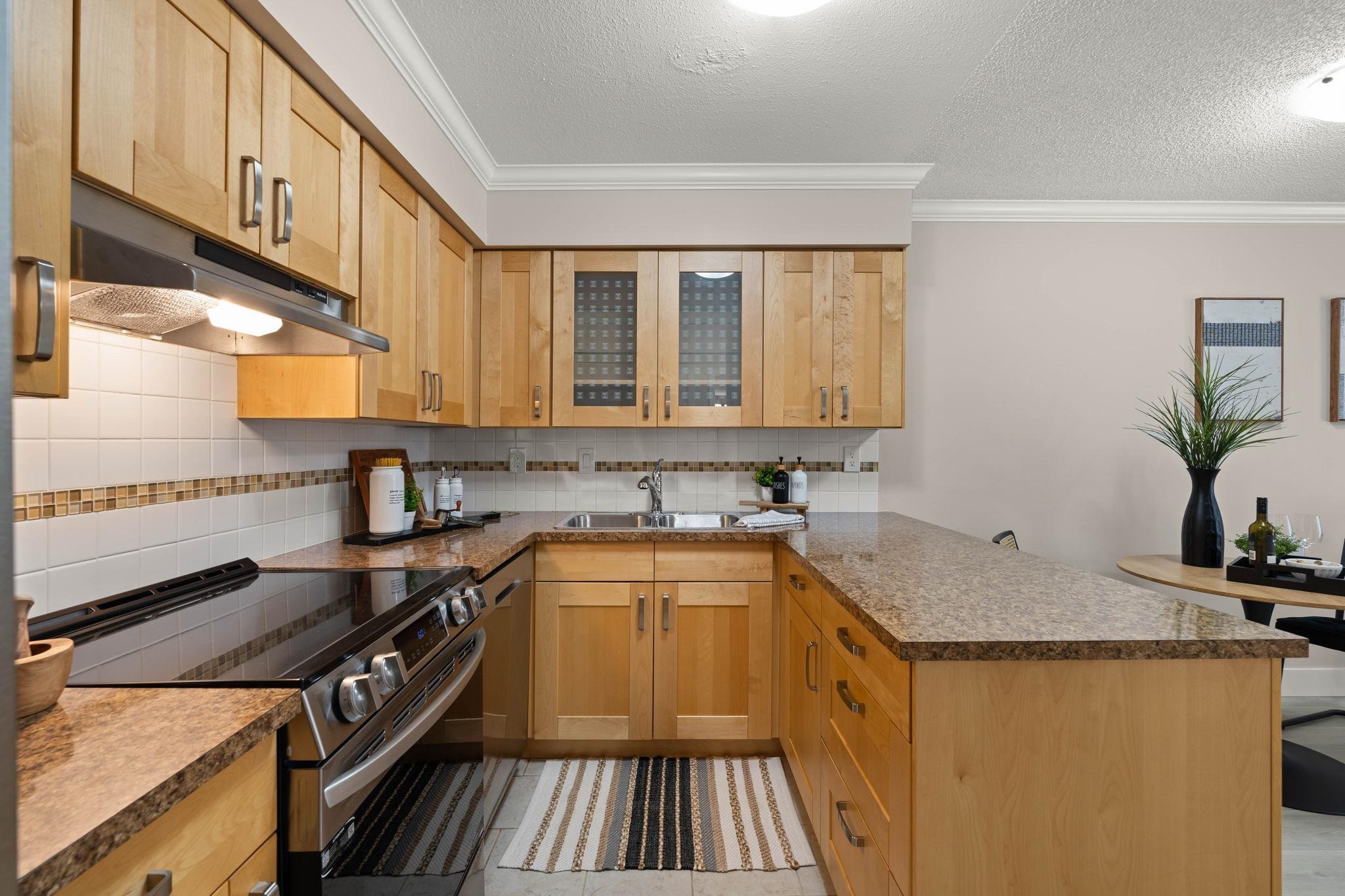 213 932 ROBINSON STREET, #213