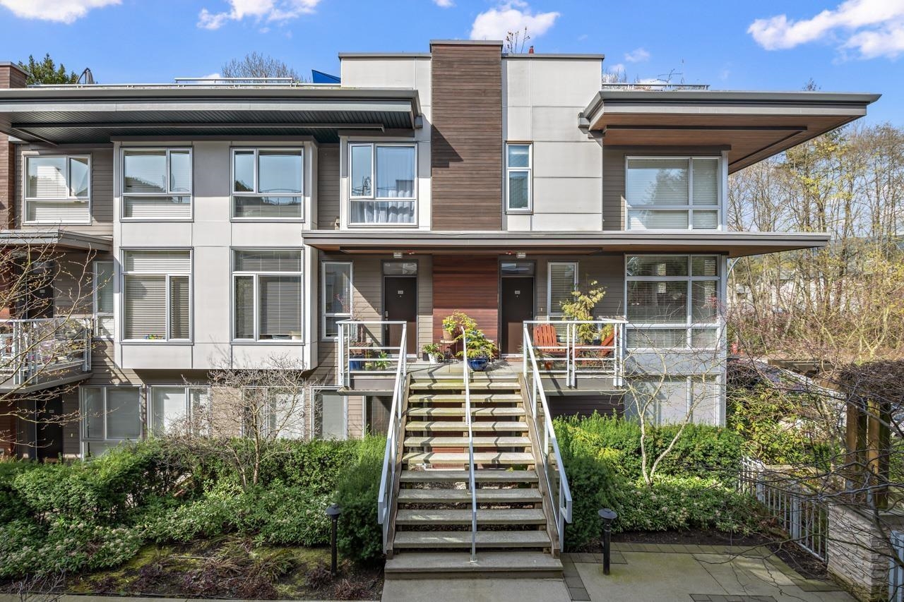 208 735 W 15TH STREET, #208