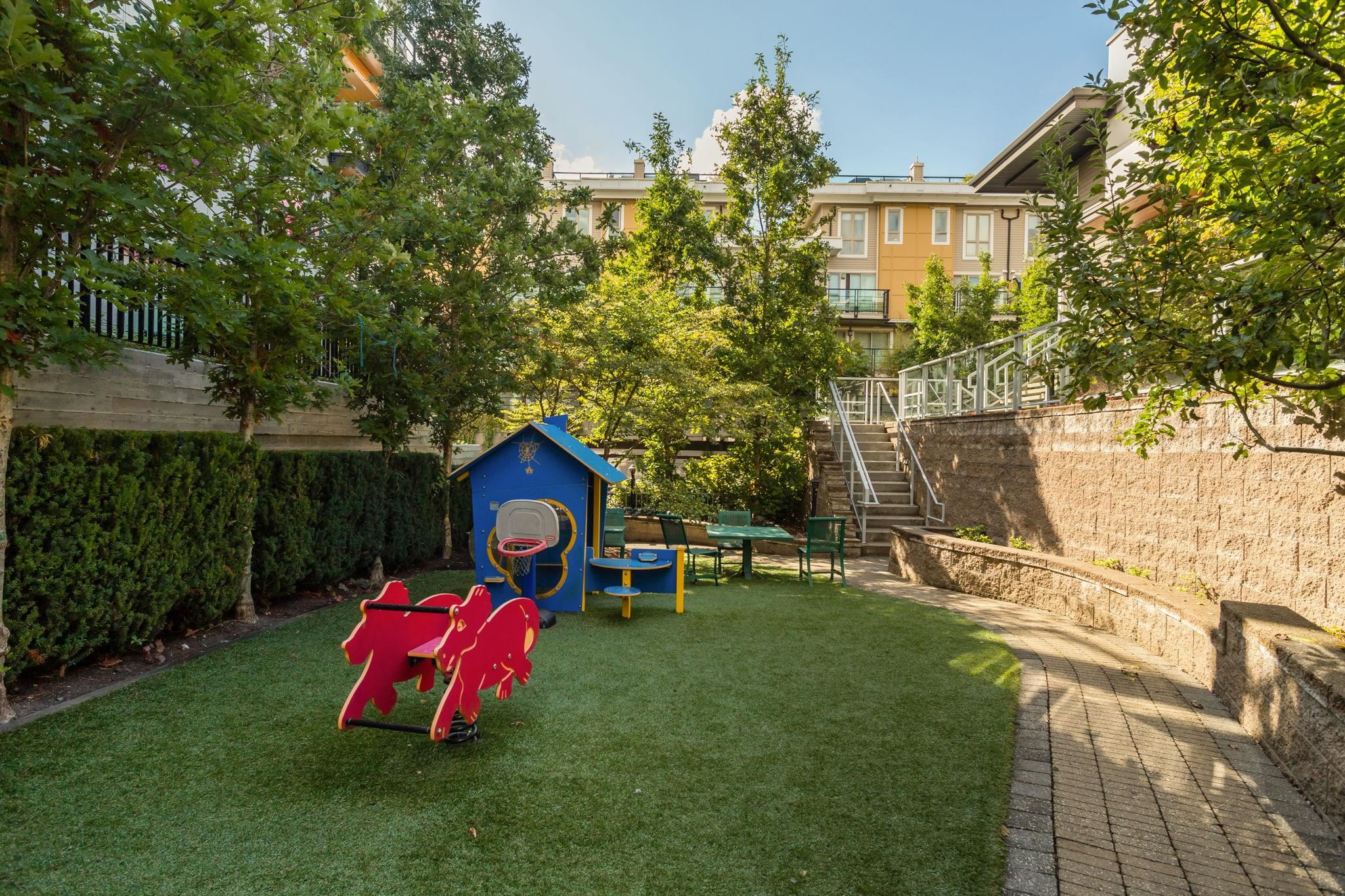 208 735 W 15TH STREET, #208