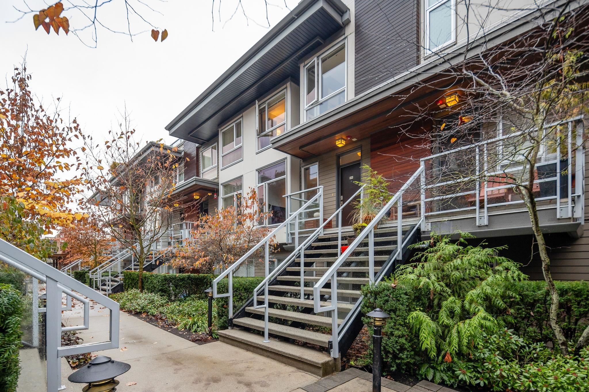 208 735 W 15TH STREET, #208