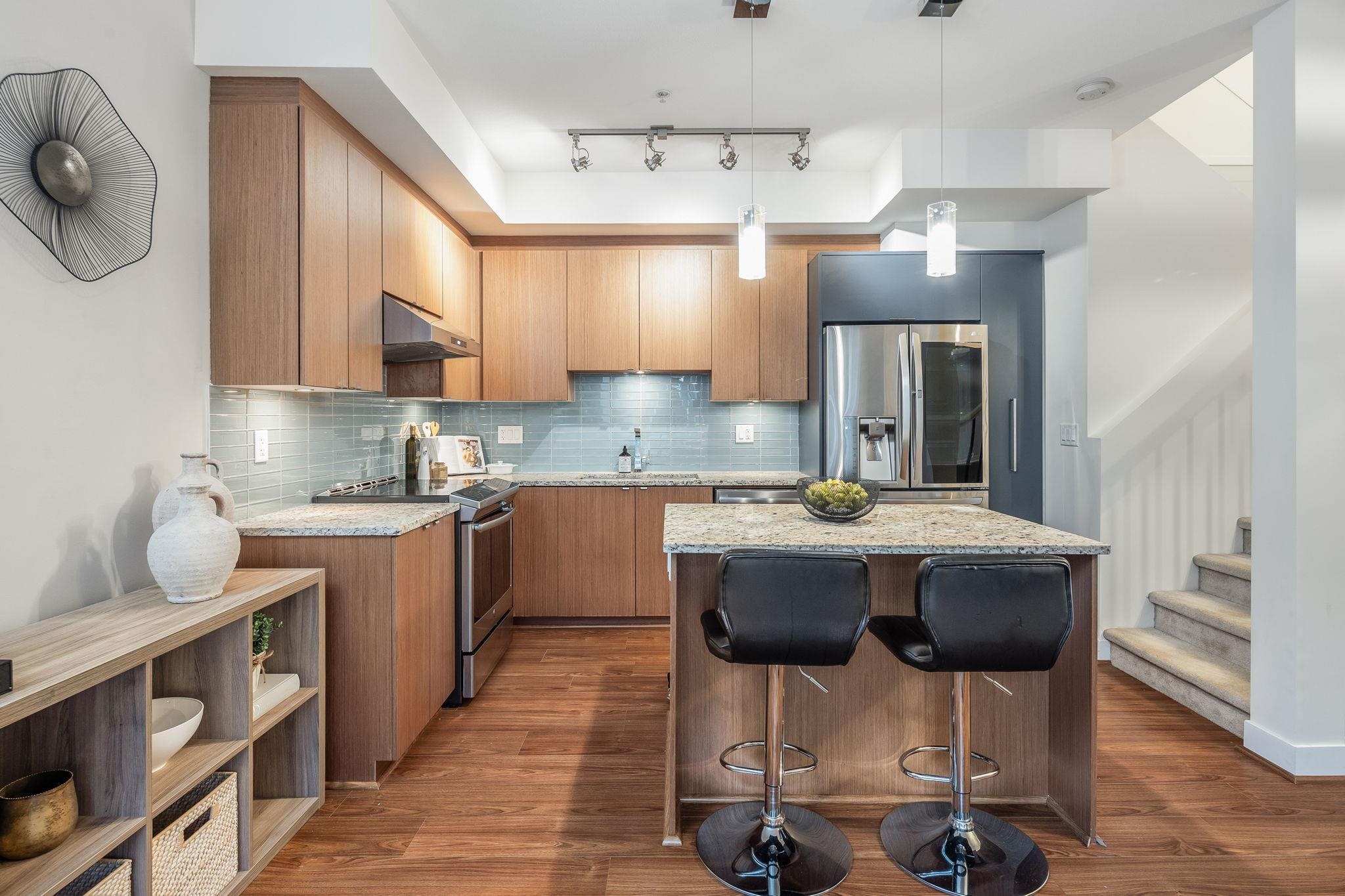 208 735 W 15TH STREET, #208