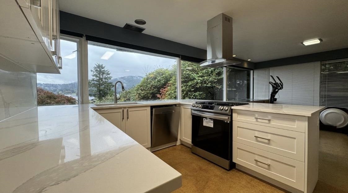 810 BEACHVIEW DRIVE