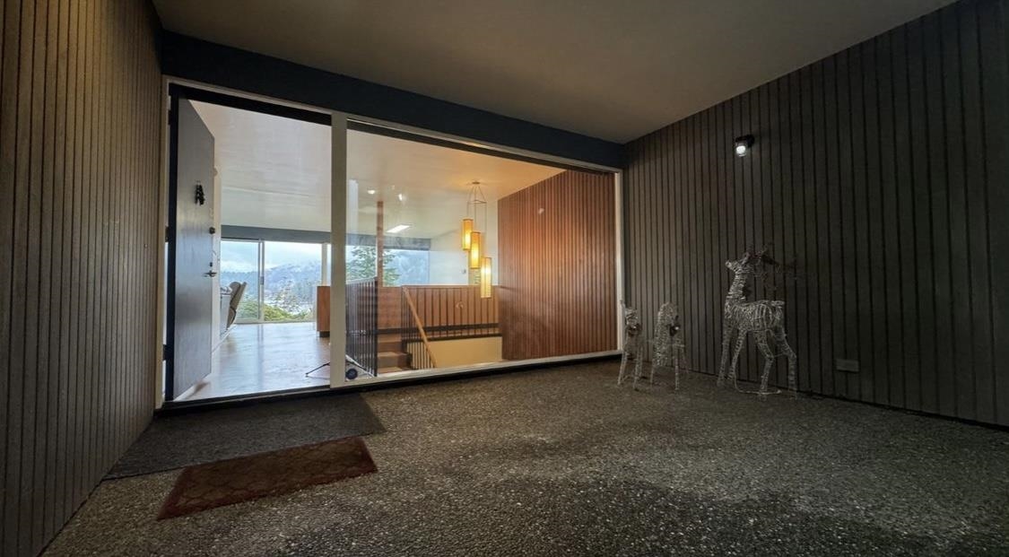 810 BEACHVIEW DRIVE