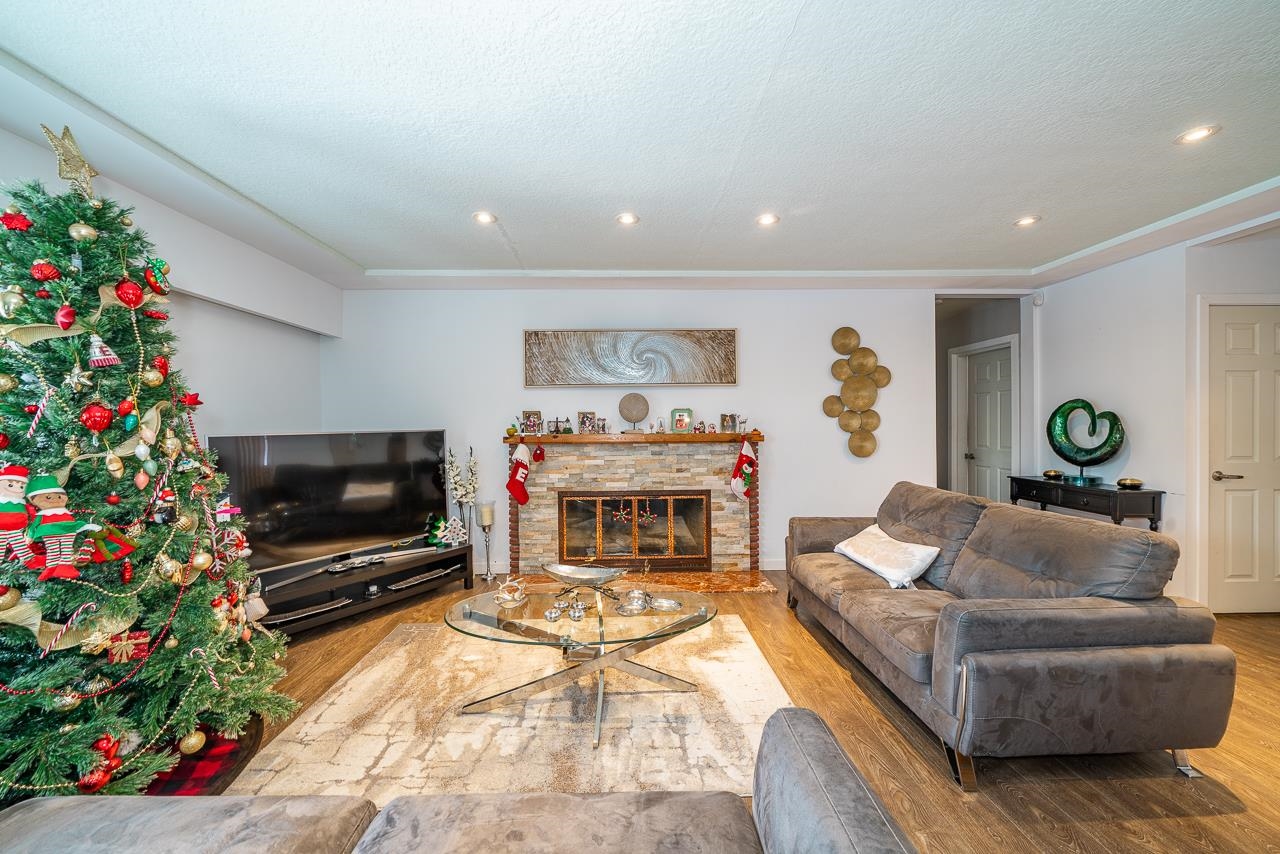 595 E QUEENS ROAD