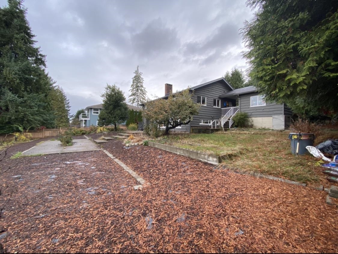 595 E QUEENS ROAD