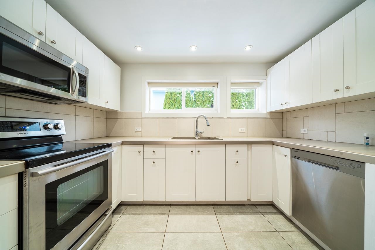 595 E QUEENS ROAD