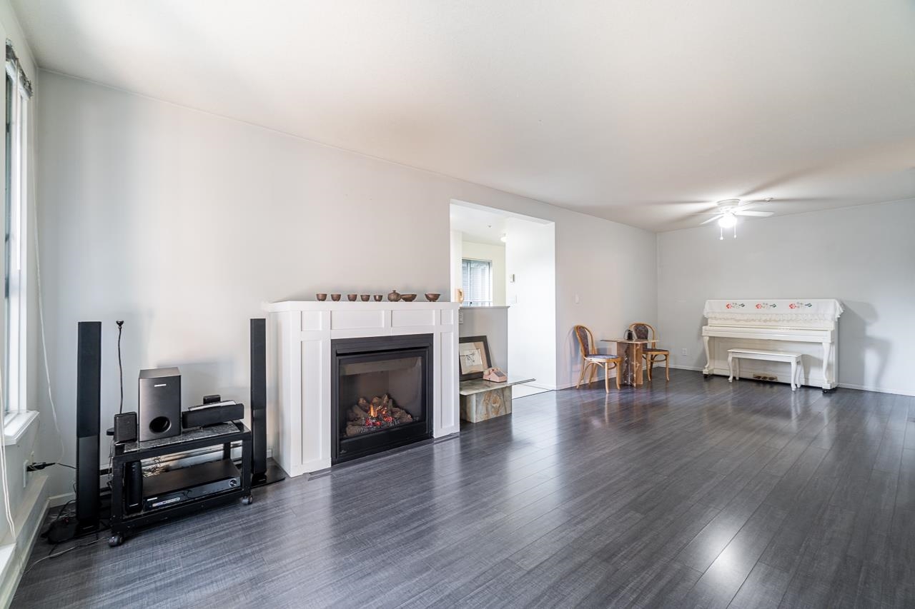 202 223 MOUNTAIN HIGHWAY, #202