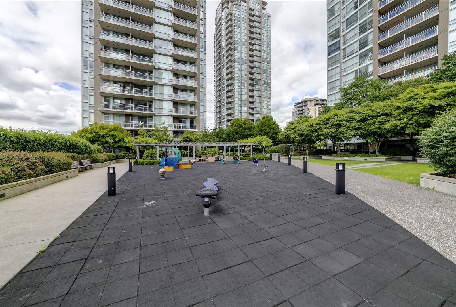 1008 2968 GLEN DRIVE, #1008