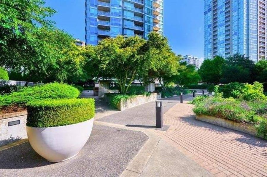 1101 2968 GLEN DRIVE, #1101