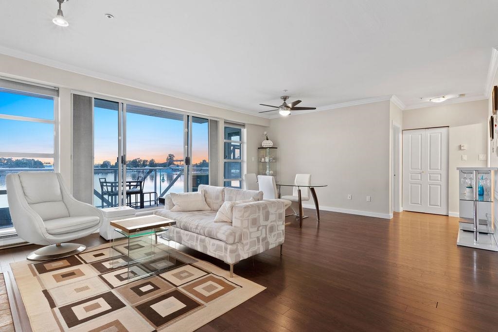 210 2020 SE KENT AVENUE, #210
