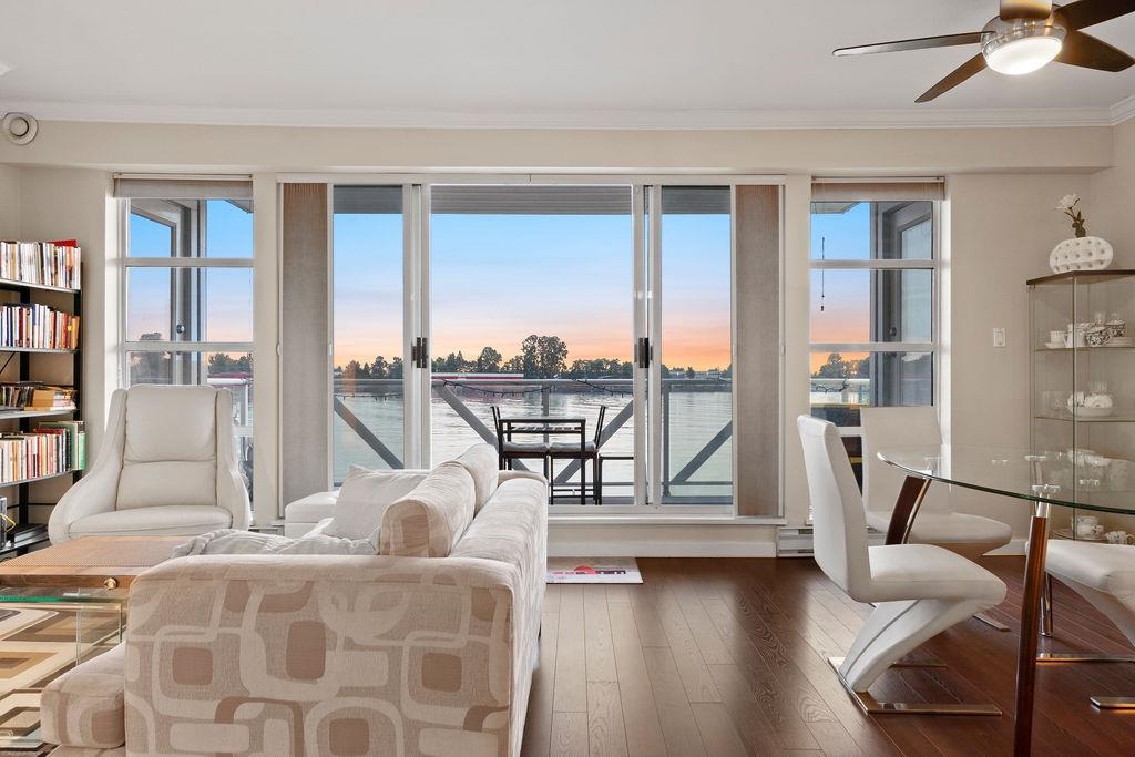 210 2020 SE KENT AVENUE, #210