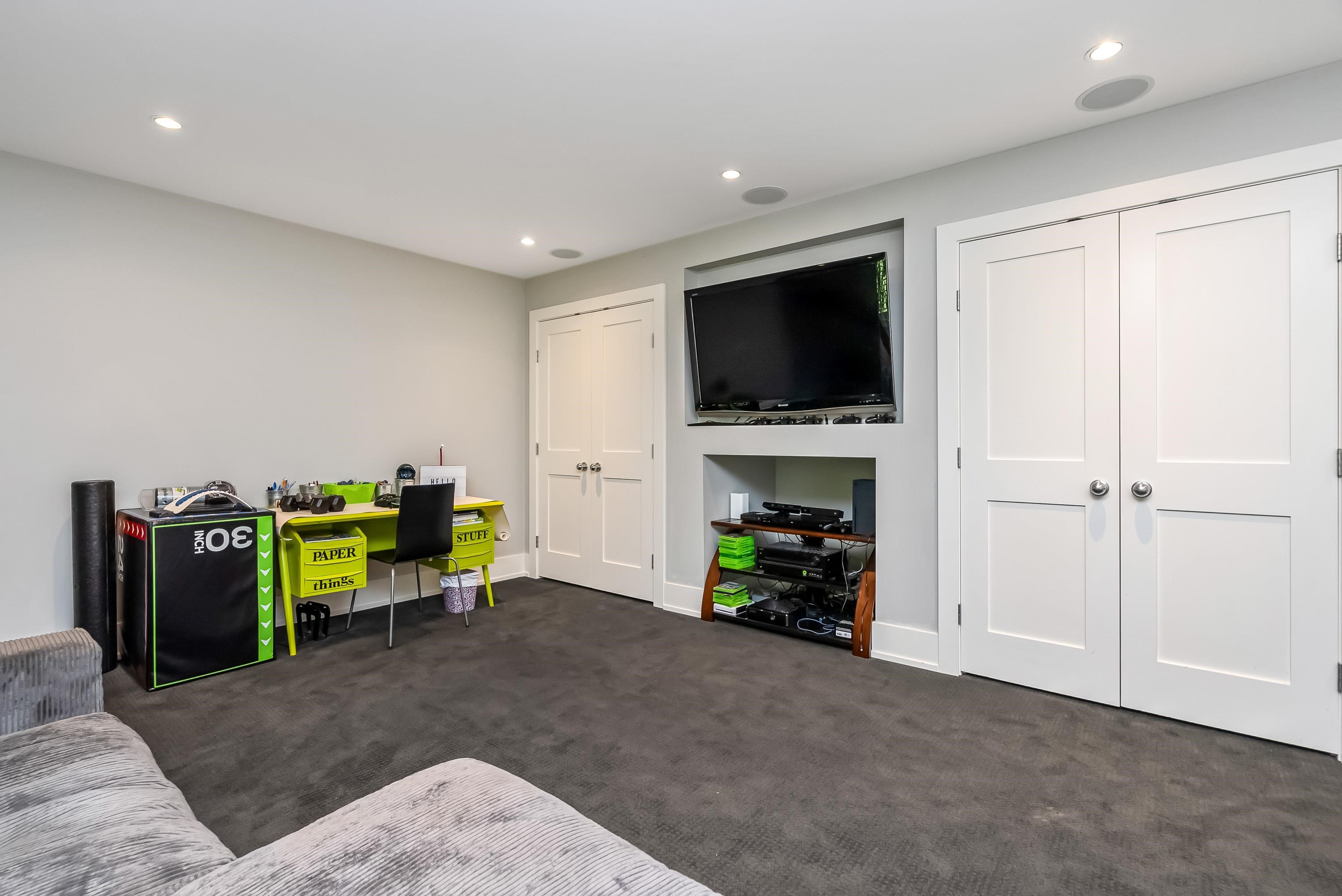 2453 LECLAIR DRIVE