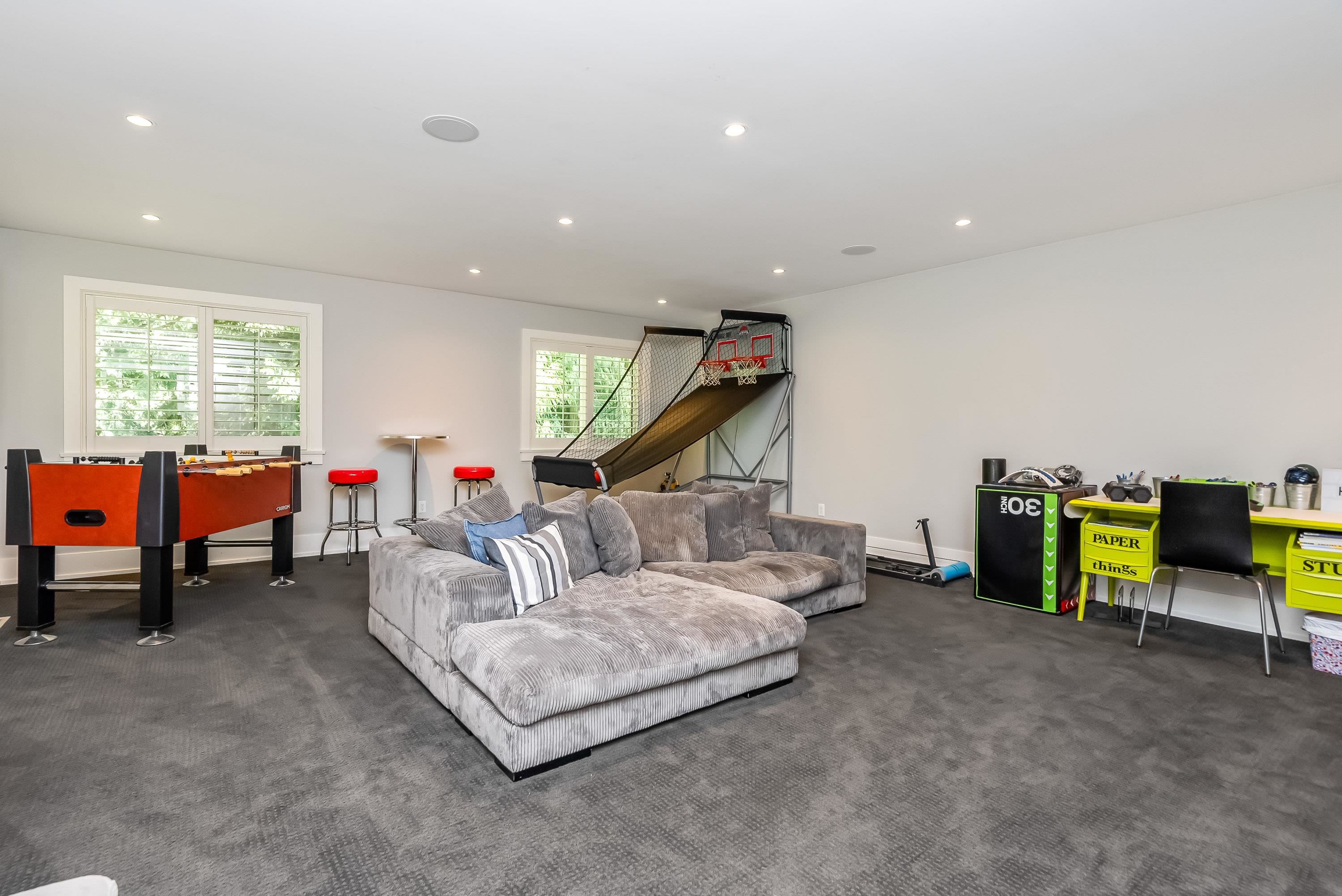2453 LECLAIR DRIVE