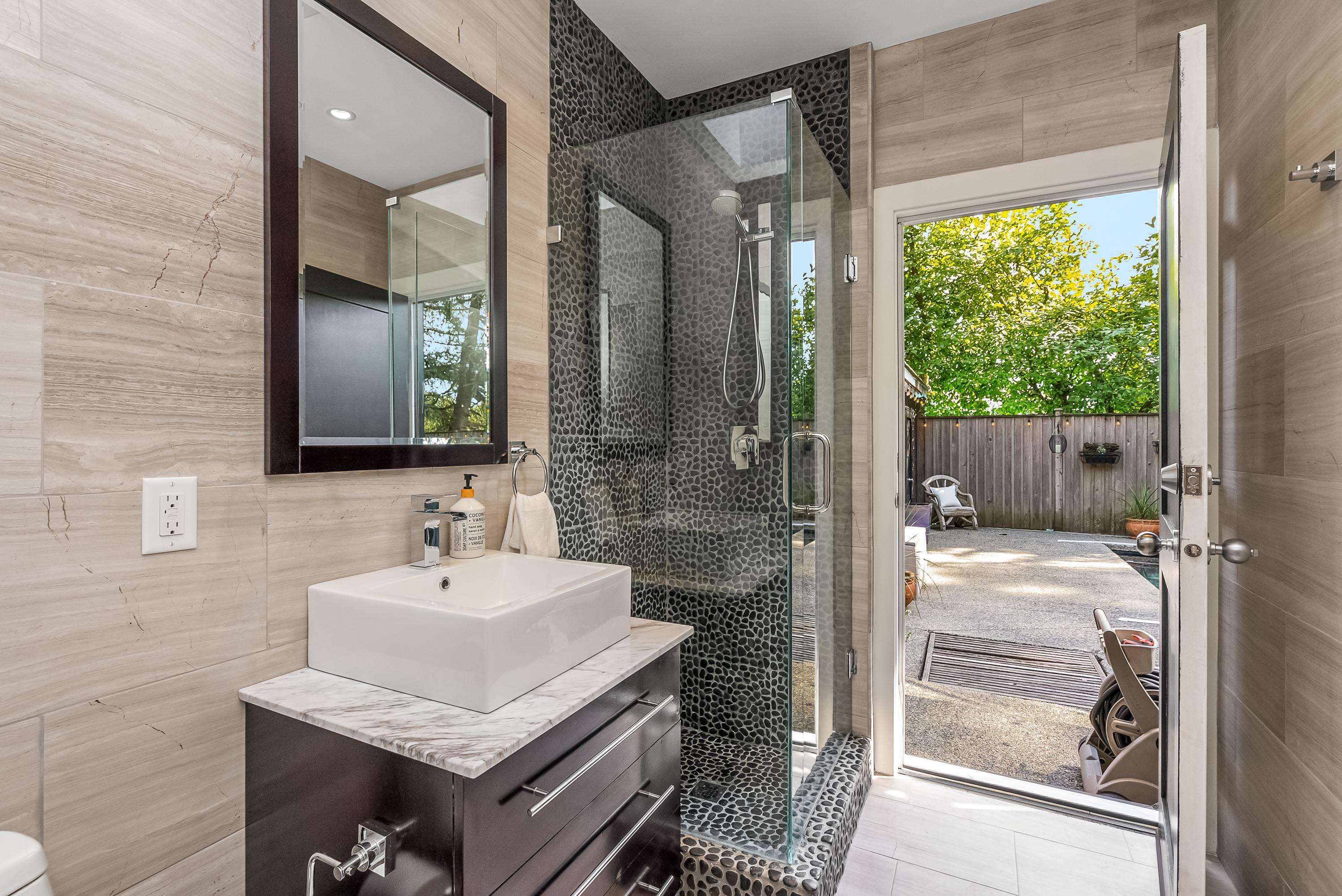 2453 LECLAIR DRIVE