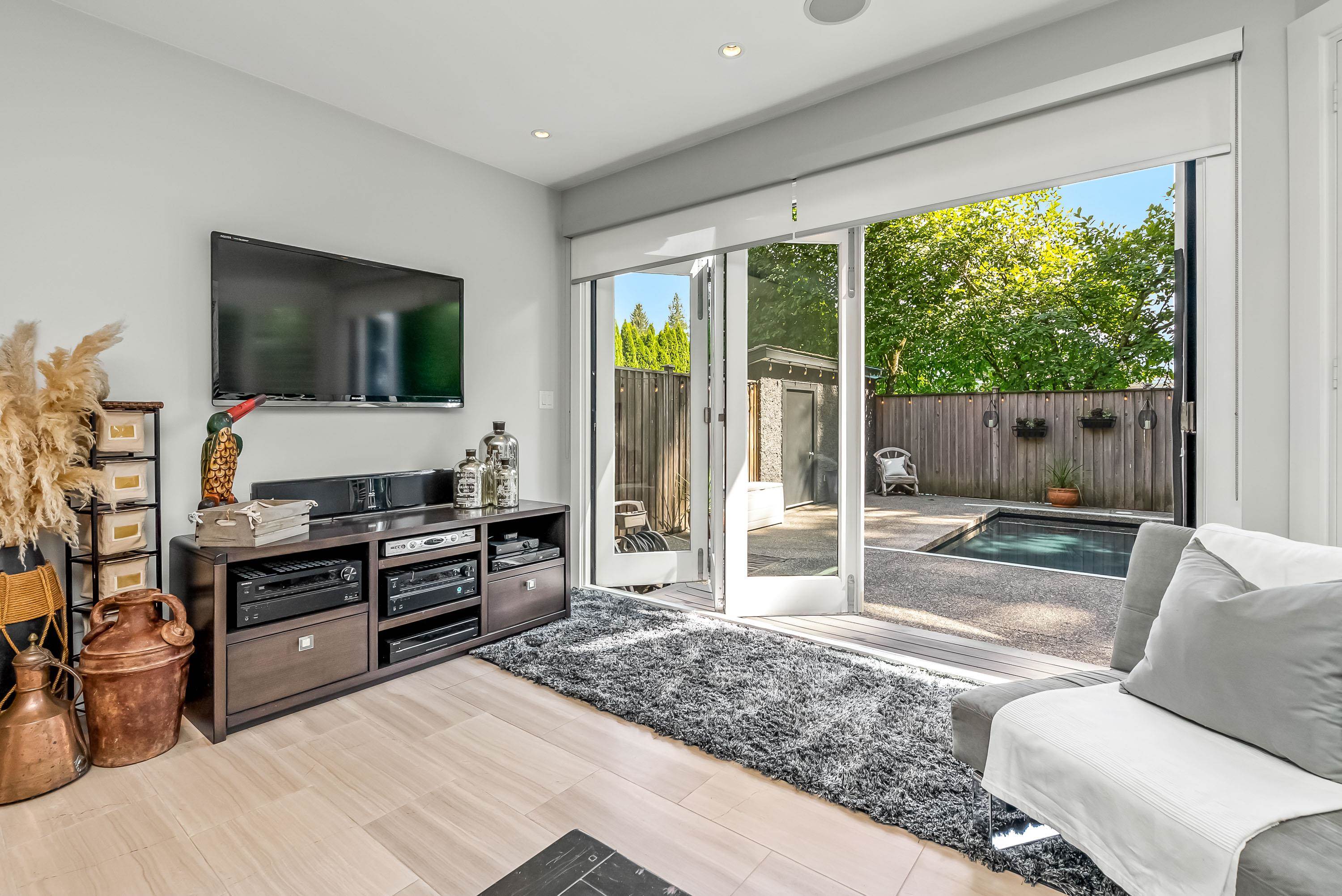 2453 LECLAIR DRIVE