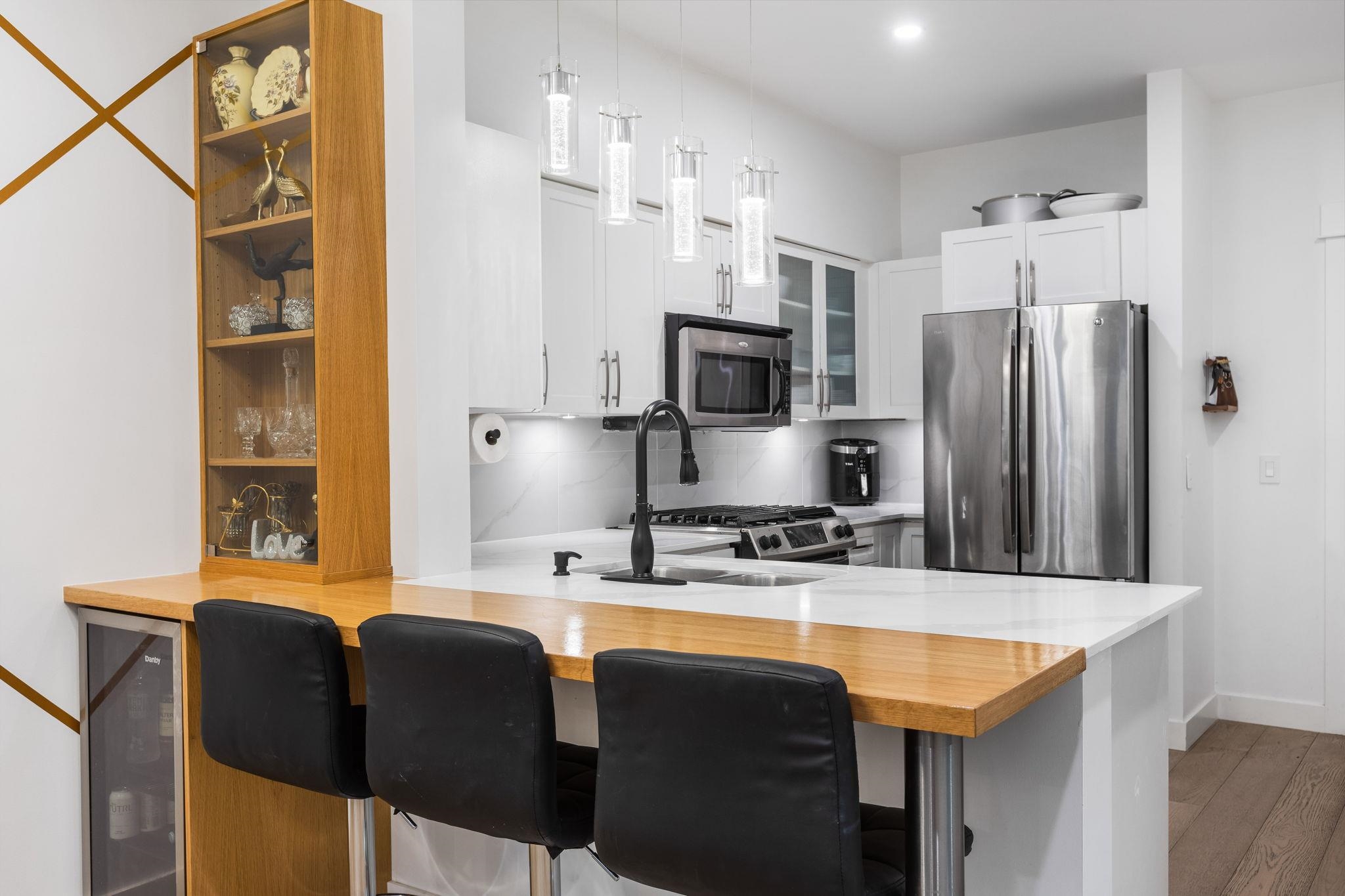 101 1468 ST. ANDREWS AVENUE, #101