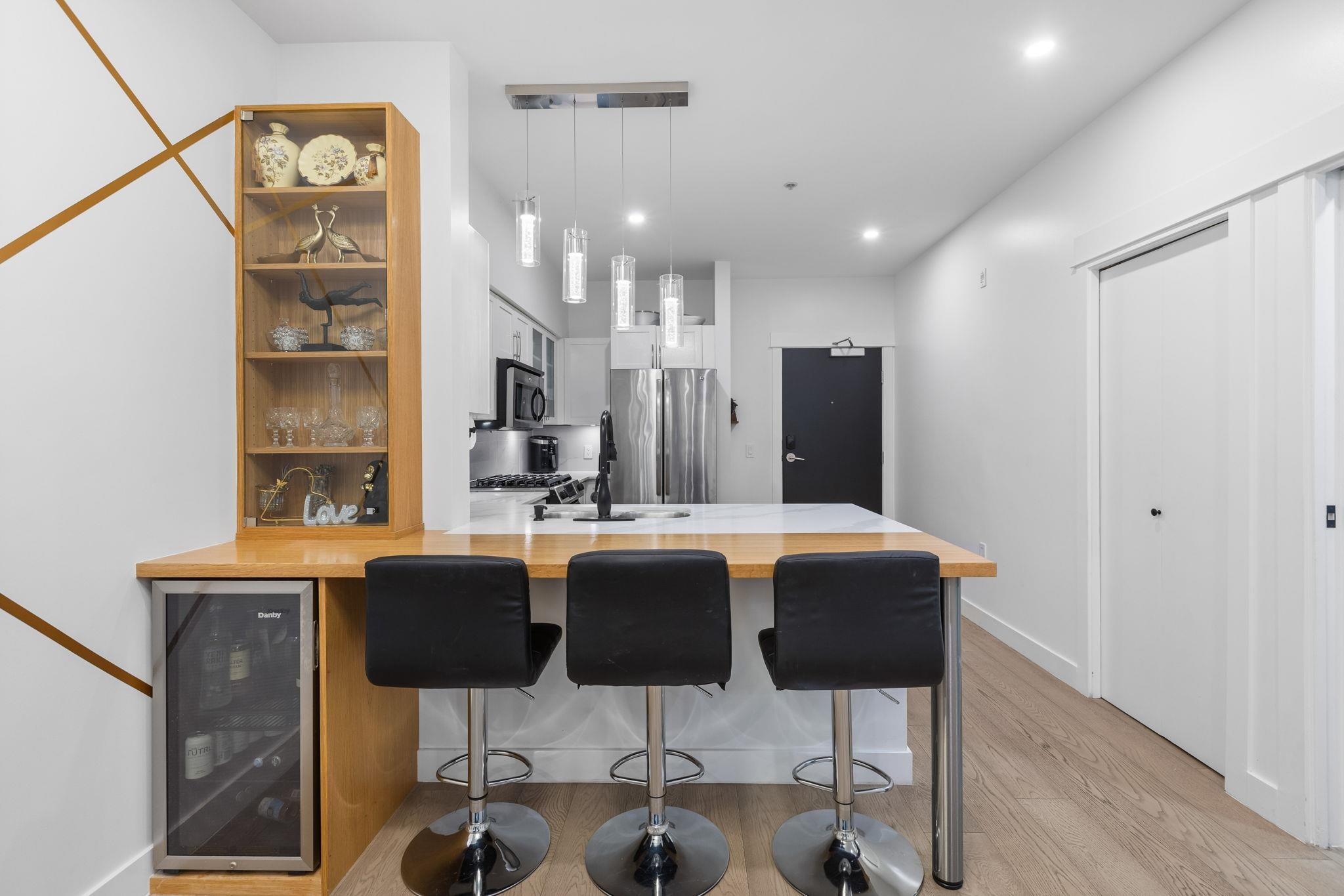 101 1468 ST. ANDREWS AVENUE, #101