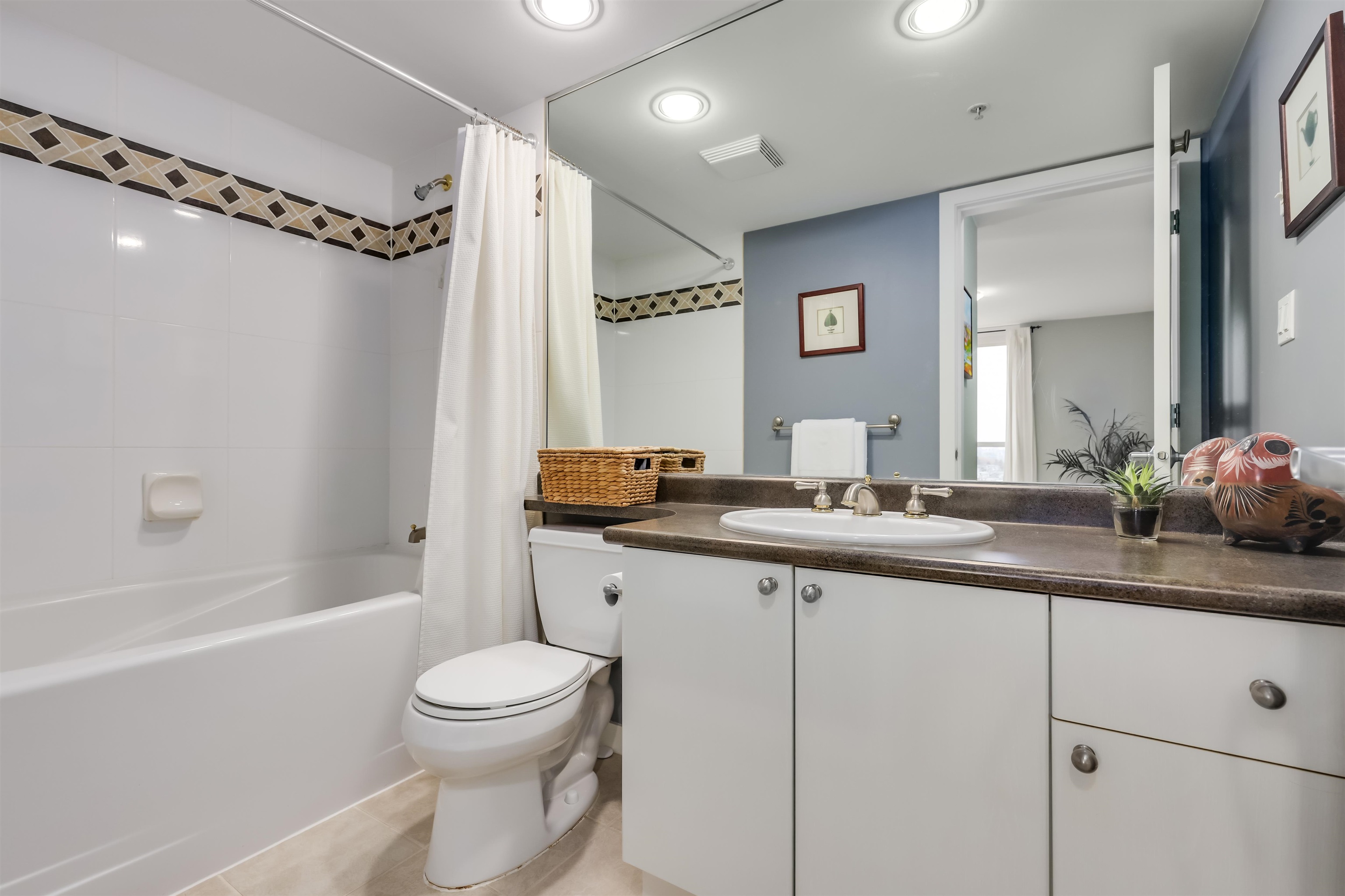 606 1425 W 6TH AVENUE, #606