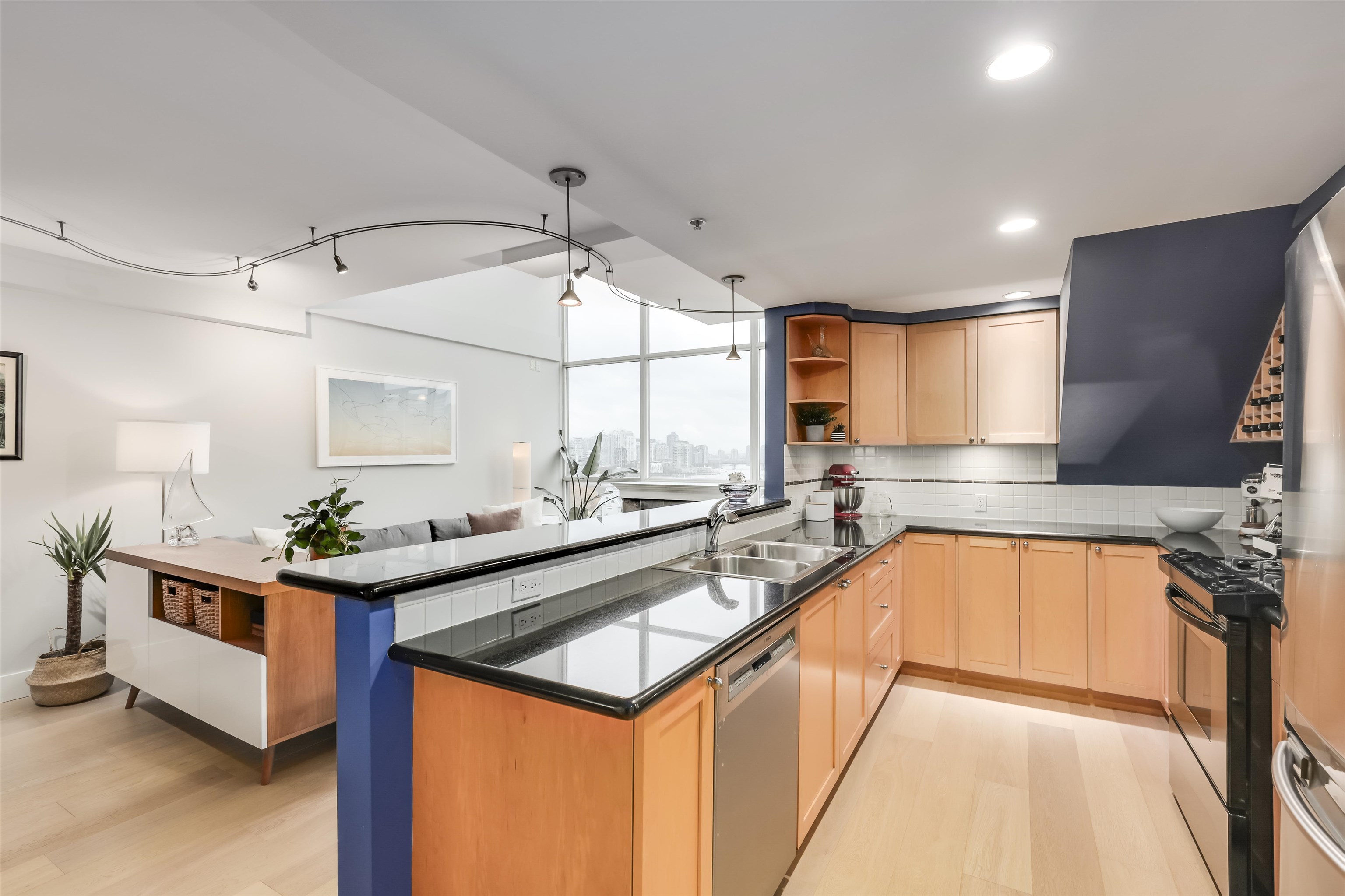 606 1425 W 6TH AVENUE, #606