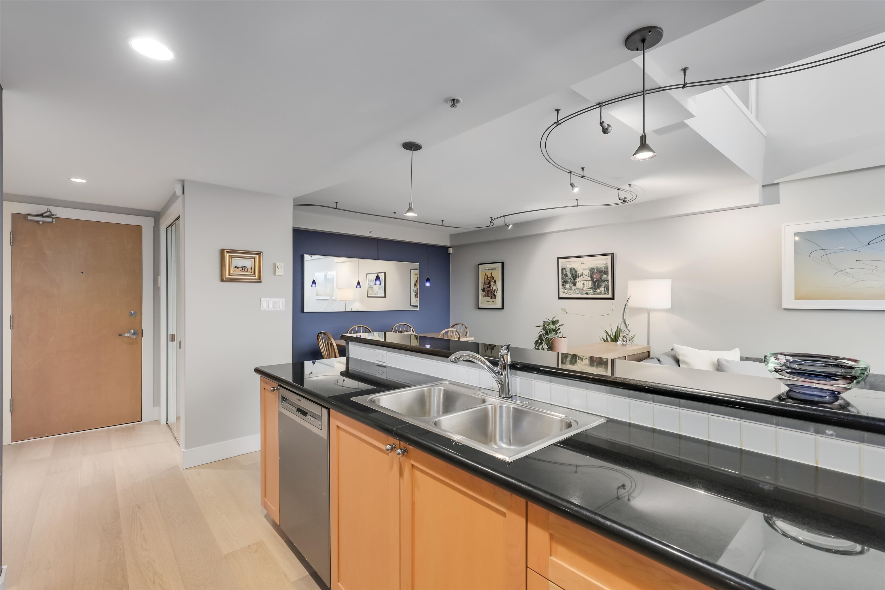 606 1425 W 6TH AVENUE, #606