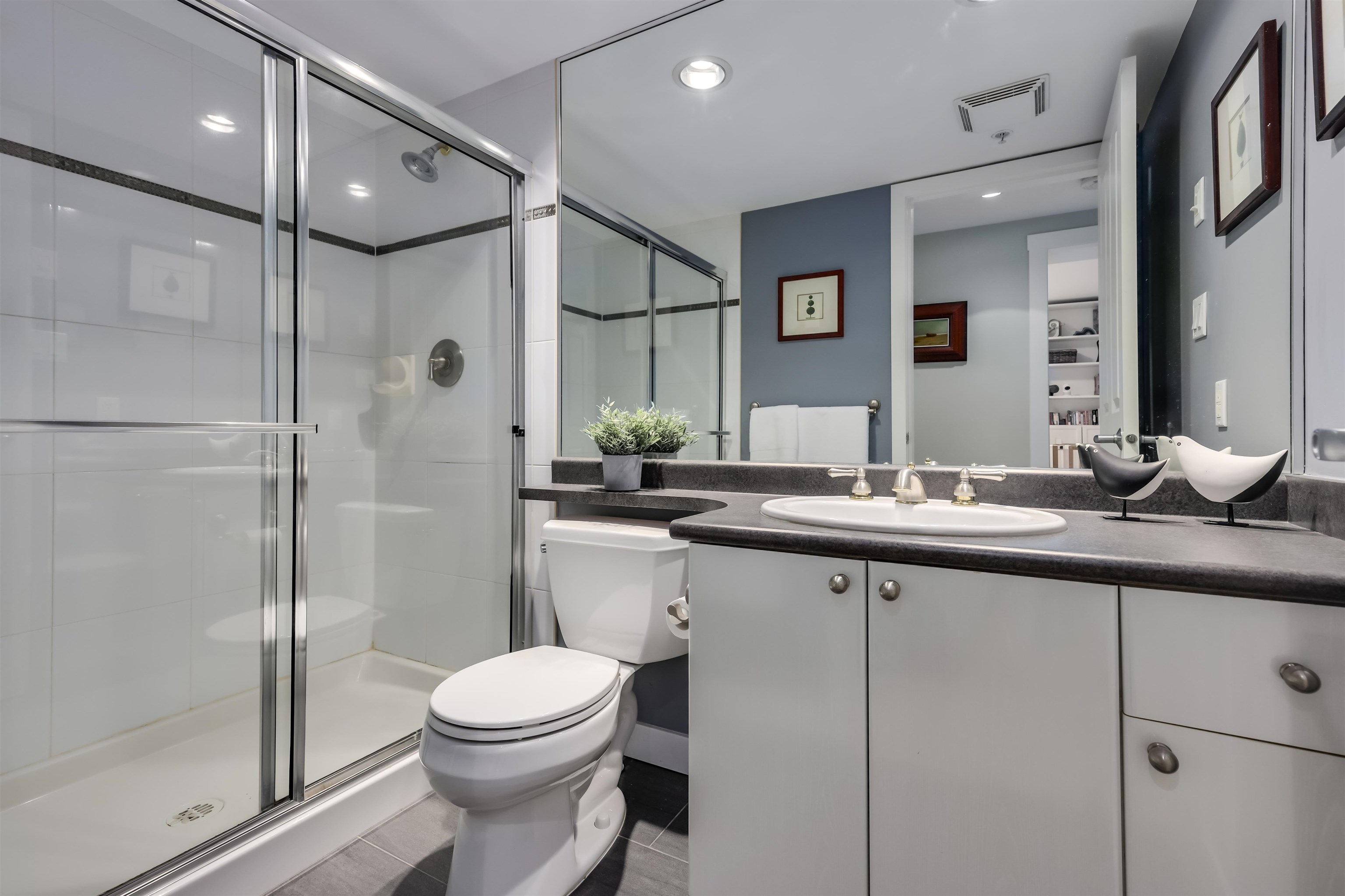 606 1425 W 6TH AVENUE, #606