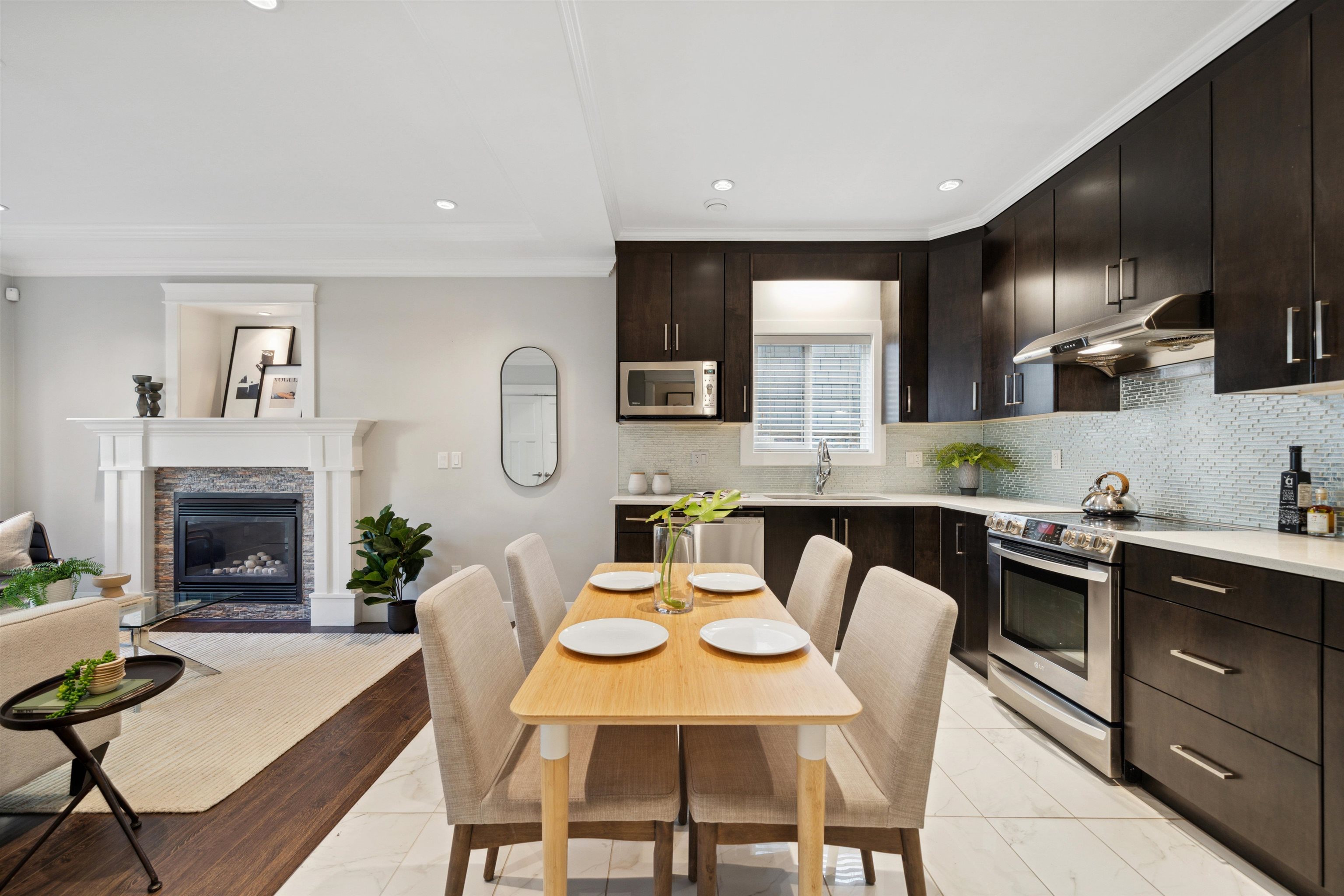 2 452 E 16TH AVENUE, #2