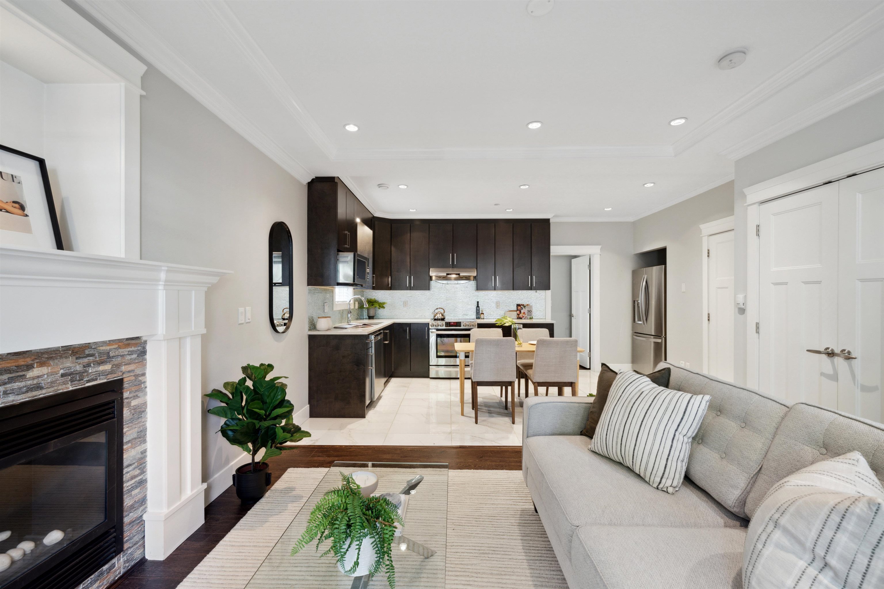 2 452 E 16TH AVENUE, #2