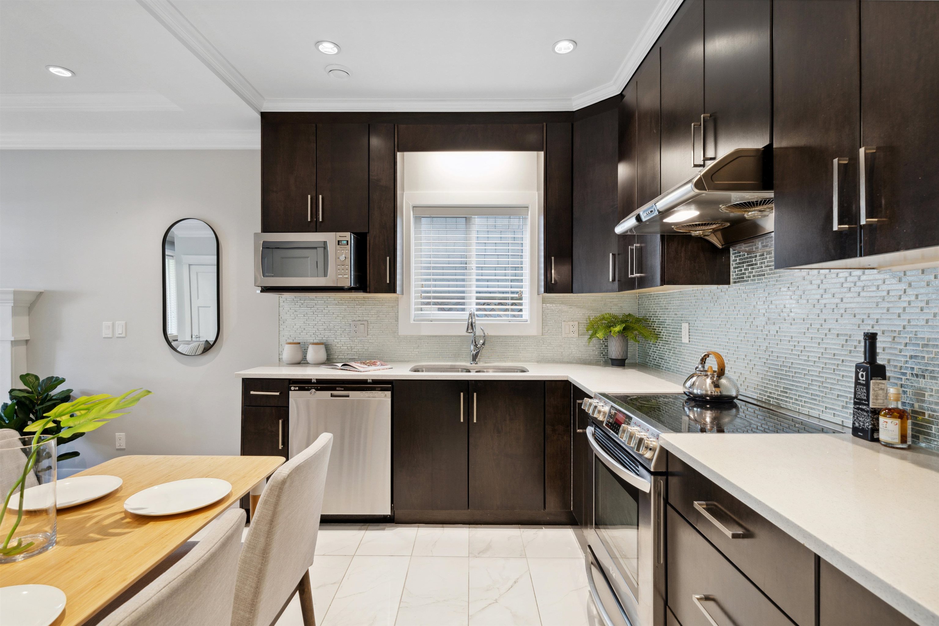 2 452 E 16TH AVENUE, #2