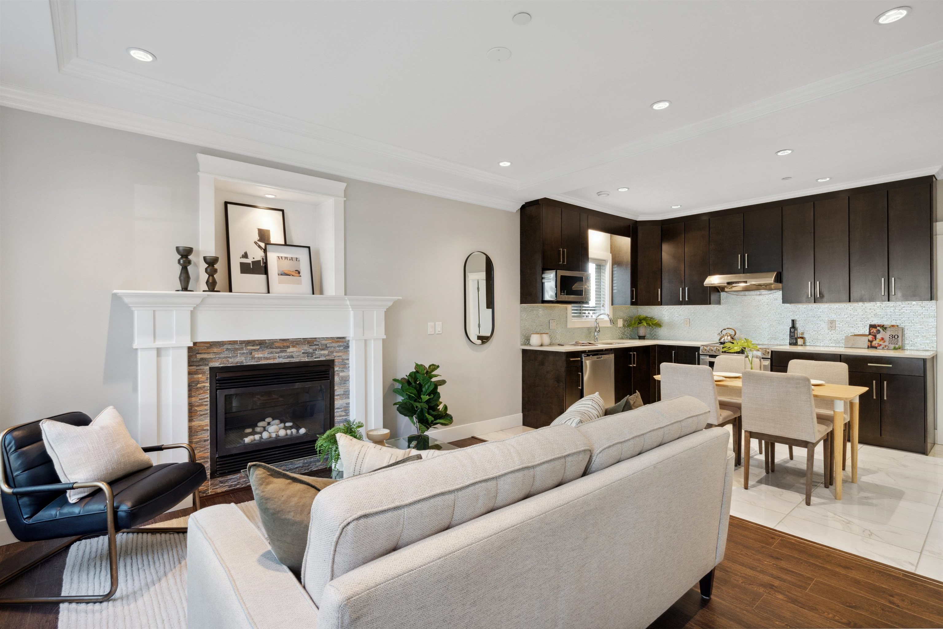 2 452 E 16TH AVENUE, #2