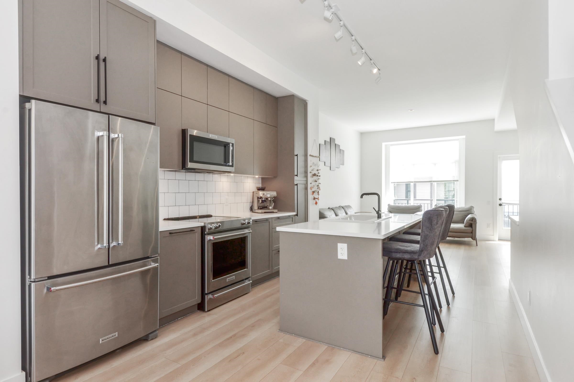 35 3552 VICTORIA DRIVE, #35
