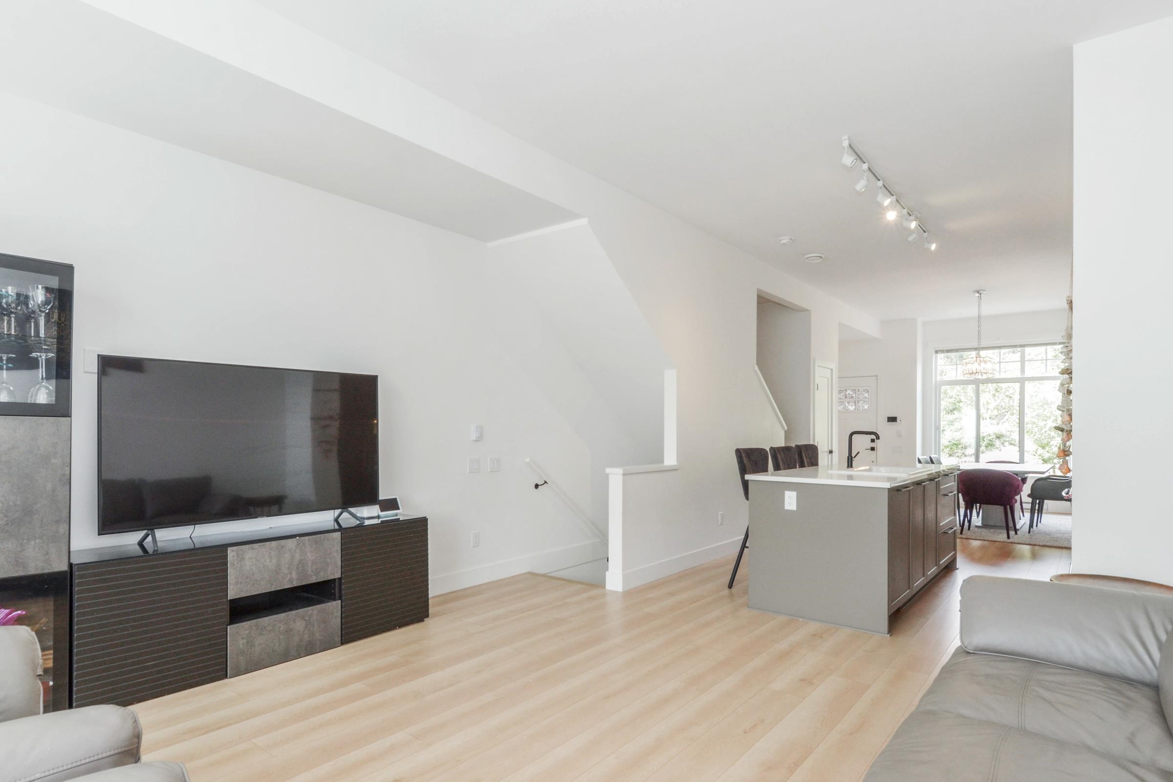 35 3552 VICTORIA DRIVE, #35