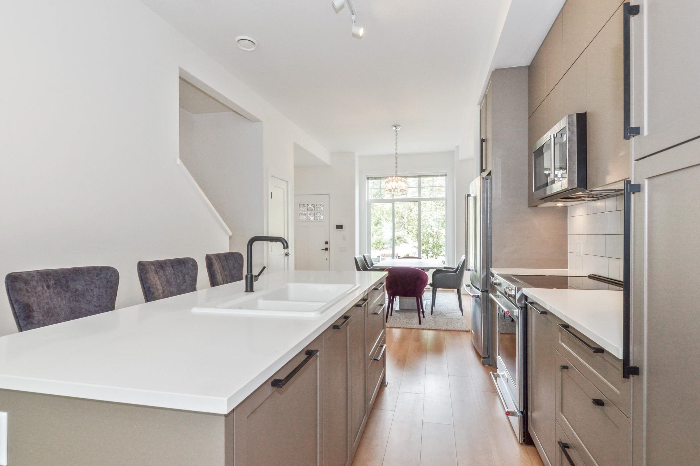 35 3552 VICTORIA DRIVE, #35