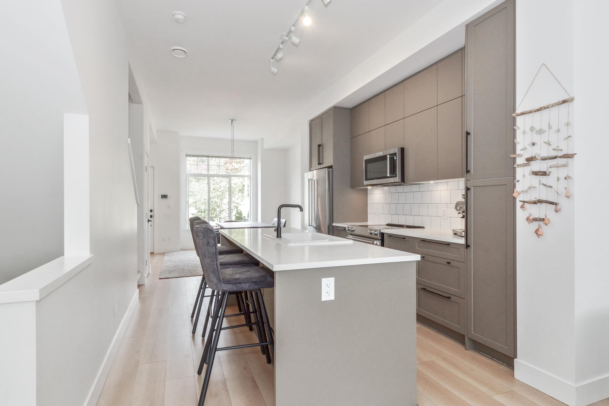 35 3552 VICTORIA DRIVE, #35