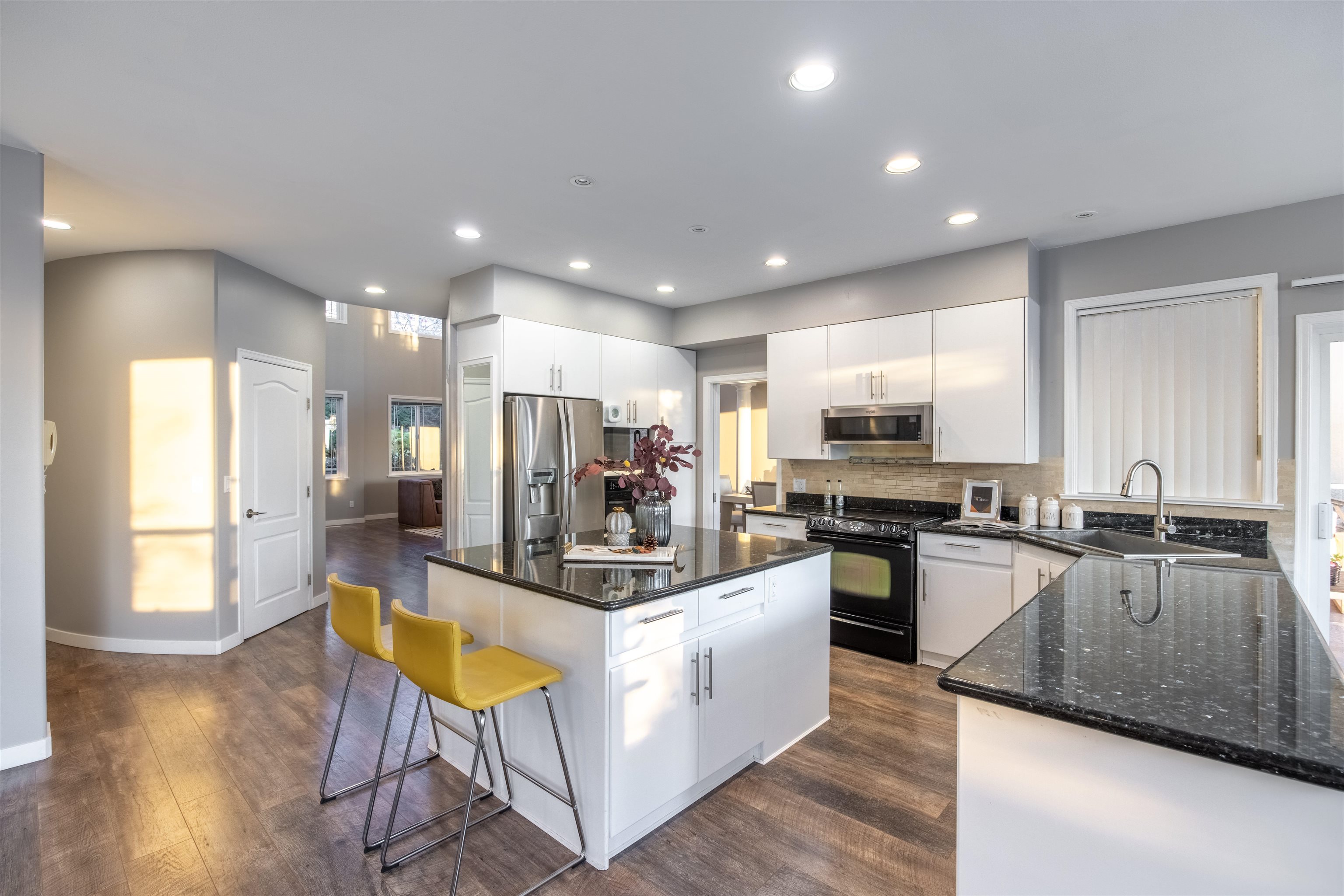 2566 DIAMOND CRESCENT