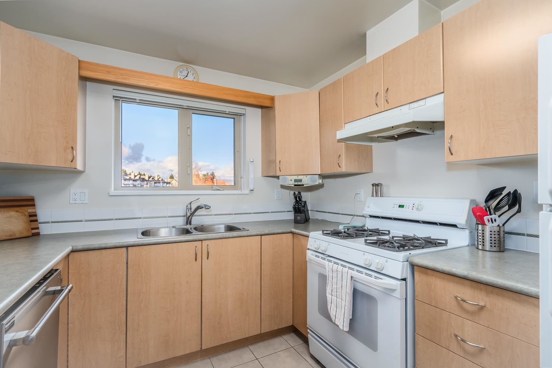 411 15220 GUILDFORD DRIVE, #411