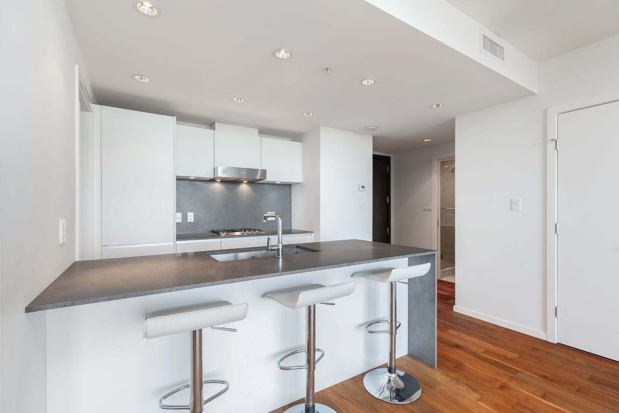 906 8588 CORNISH STREET, #906