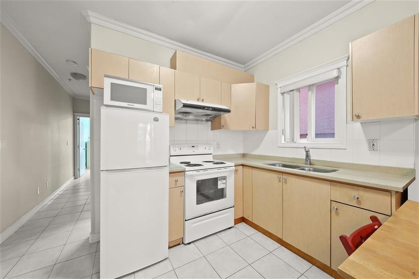 2 2098 E 52ND AVENUE, #2