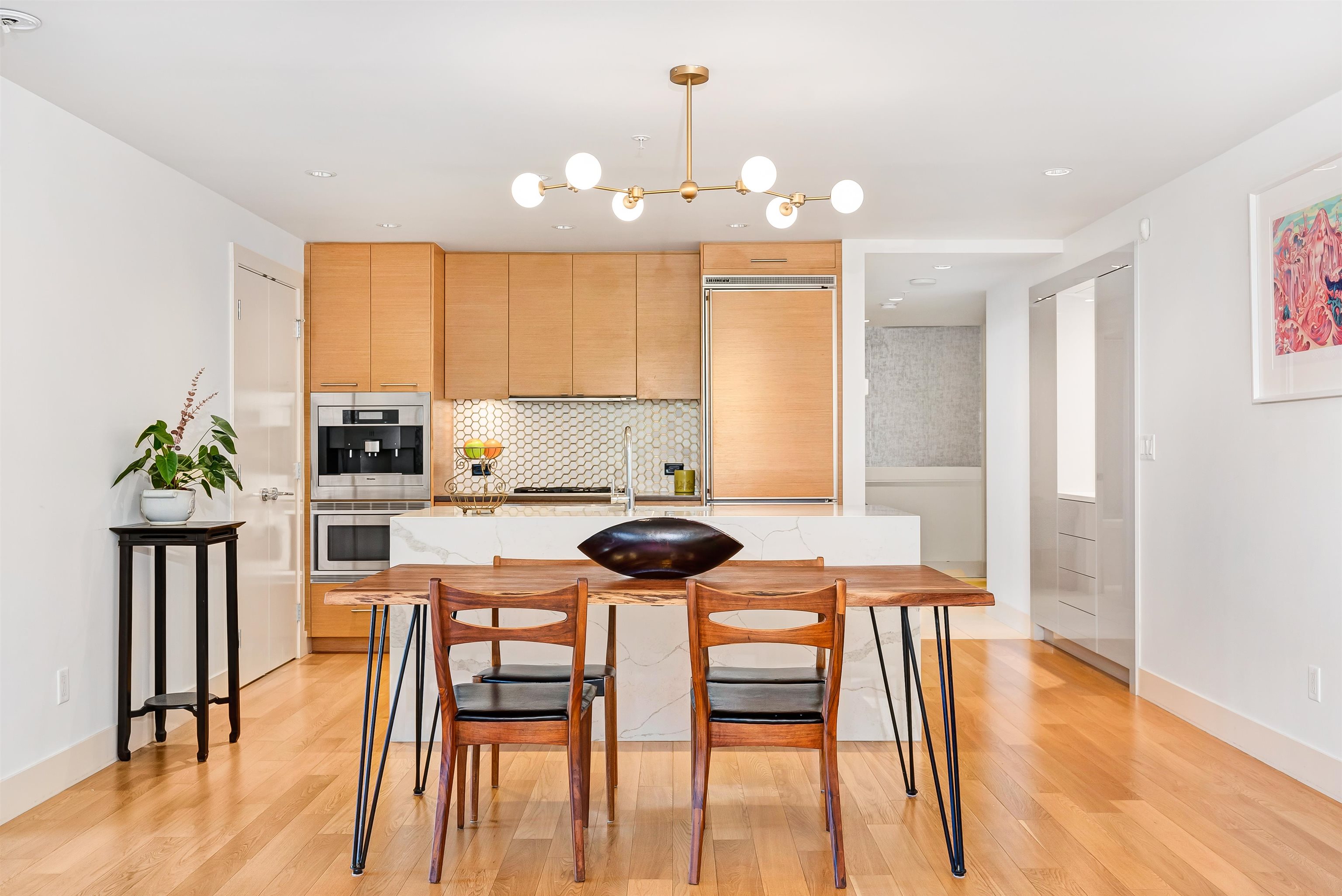 203 15152 RUSSELL AVENUE, #203