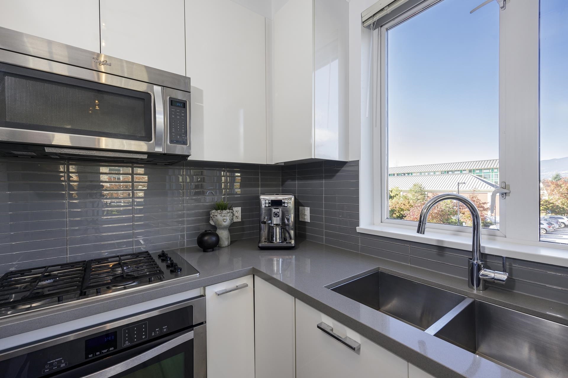 204 217 W 8TH STREET, #204
