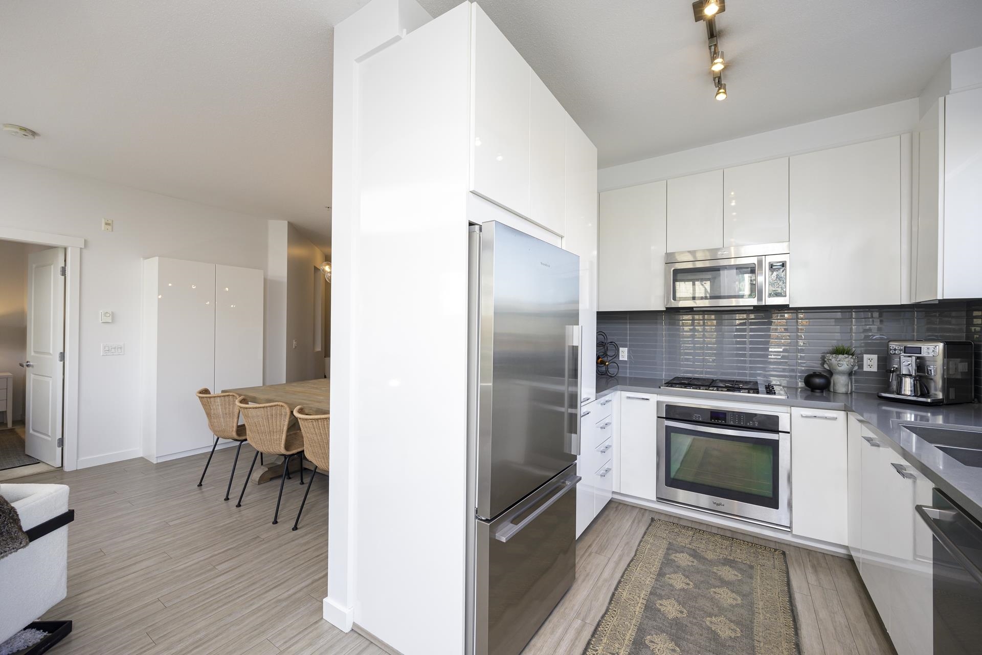 204 217 W 8TH STREET, #204