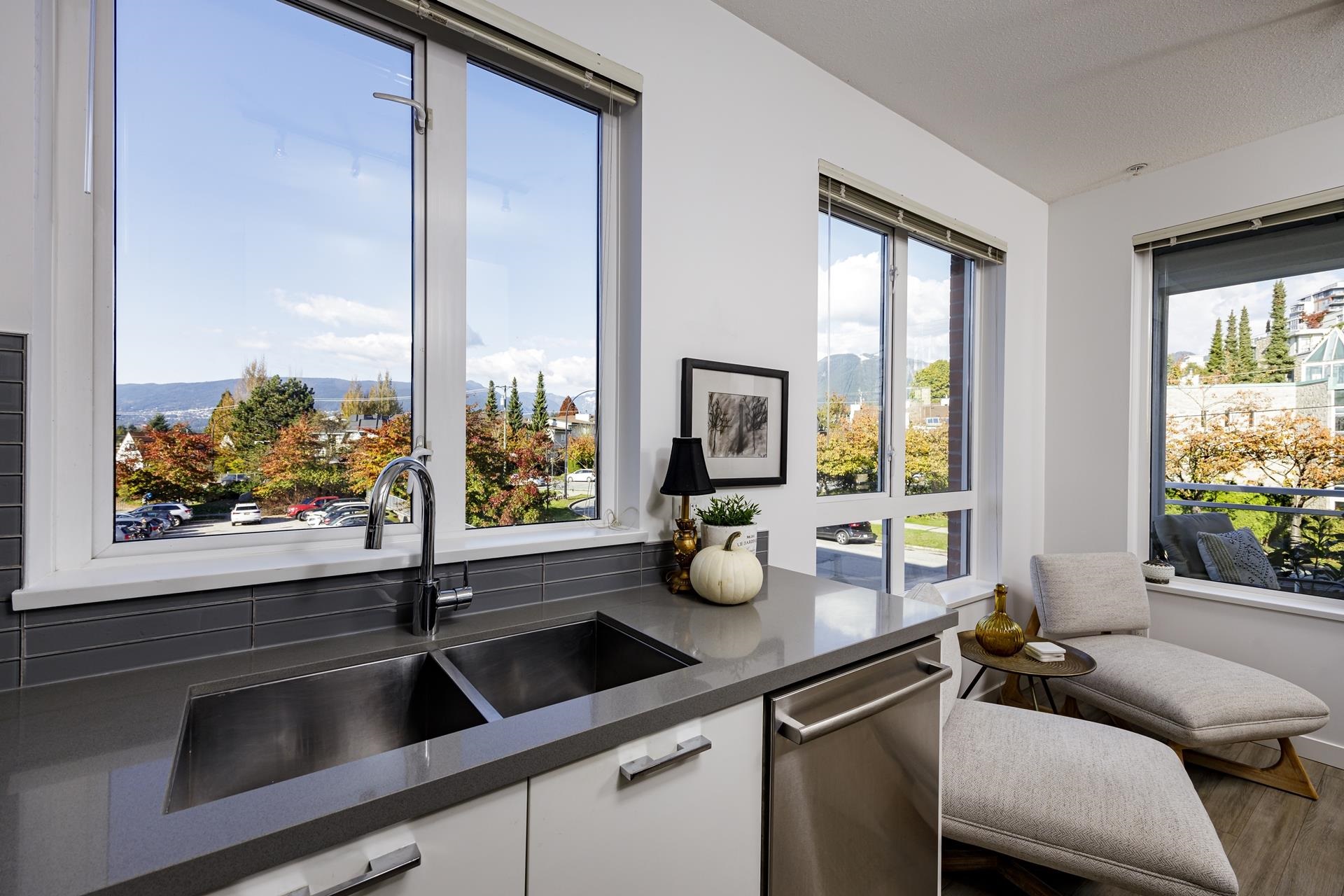 204 217 W 8TH STREET, #204
