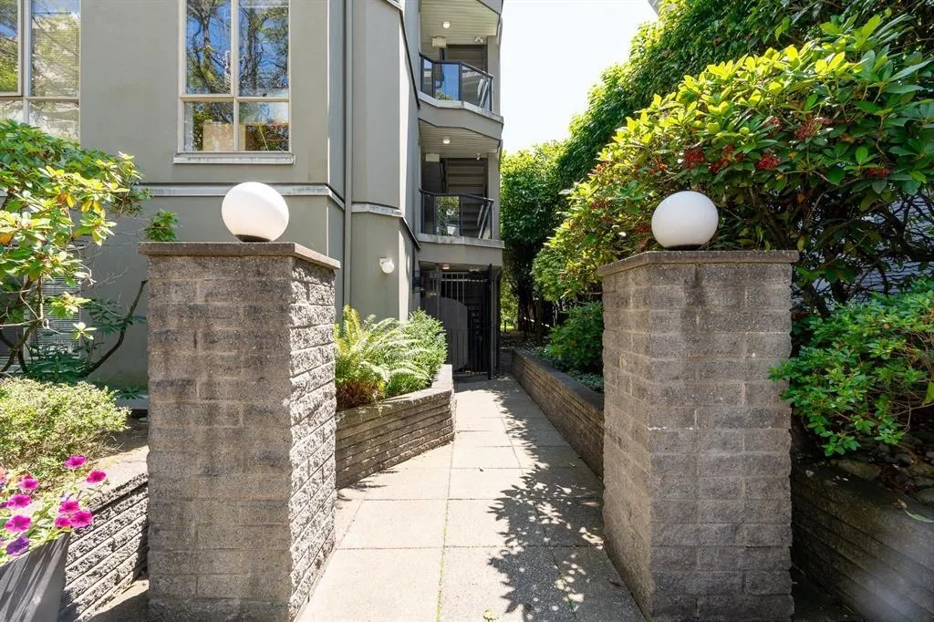 201 4688 W 10th Avenue